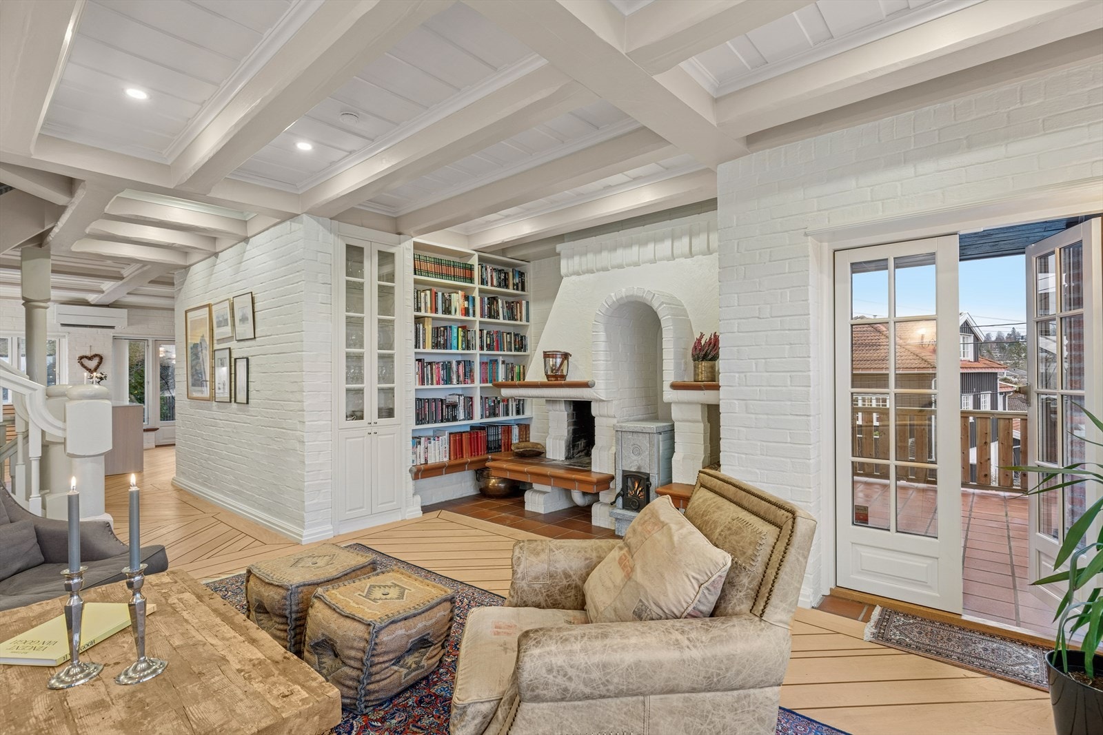 Rustikk eleganse med teglsteinsvegger og en peis som gir rommet karakter. Galleribilde