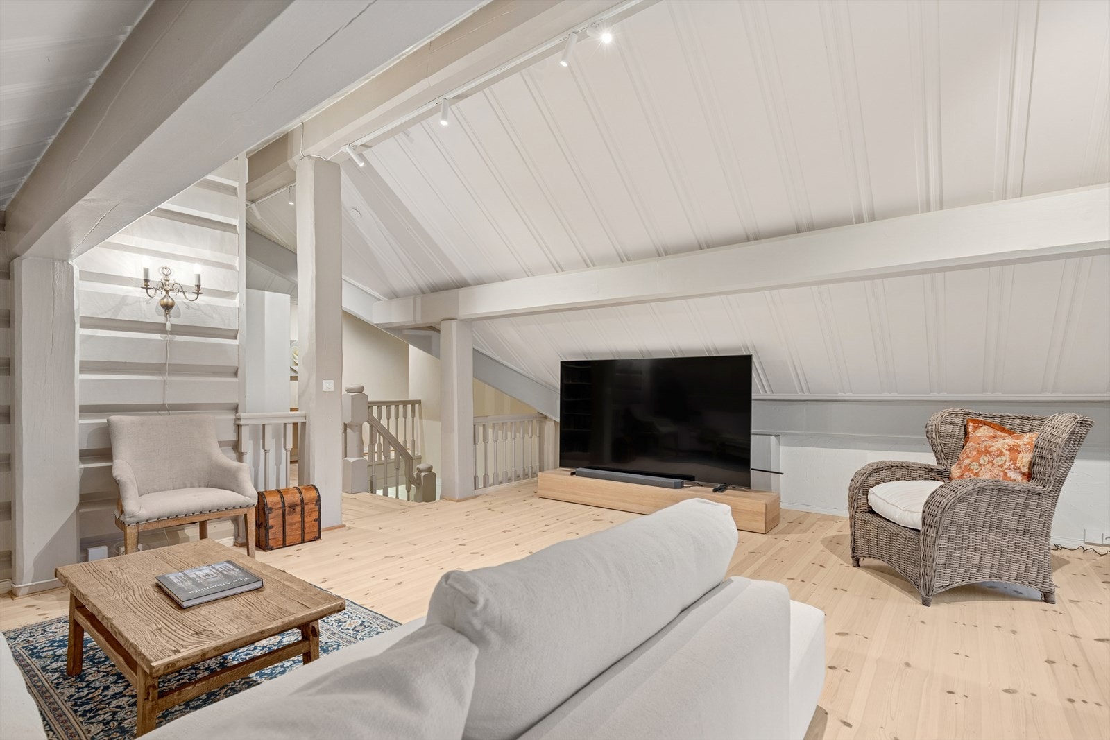 Stuen i boligens 2. etasje er romslig og lys - perfekt som en tv-stue eller et ungdomsrom. Galleribilde