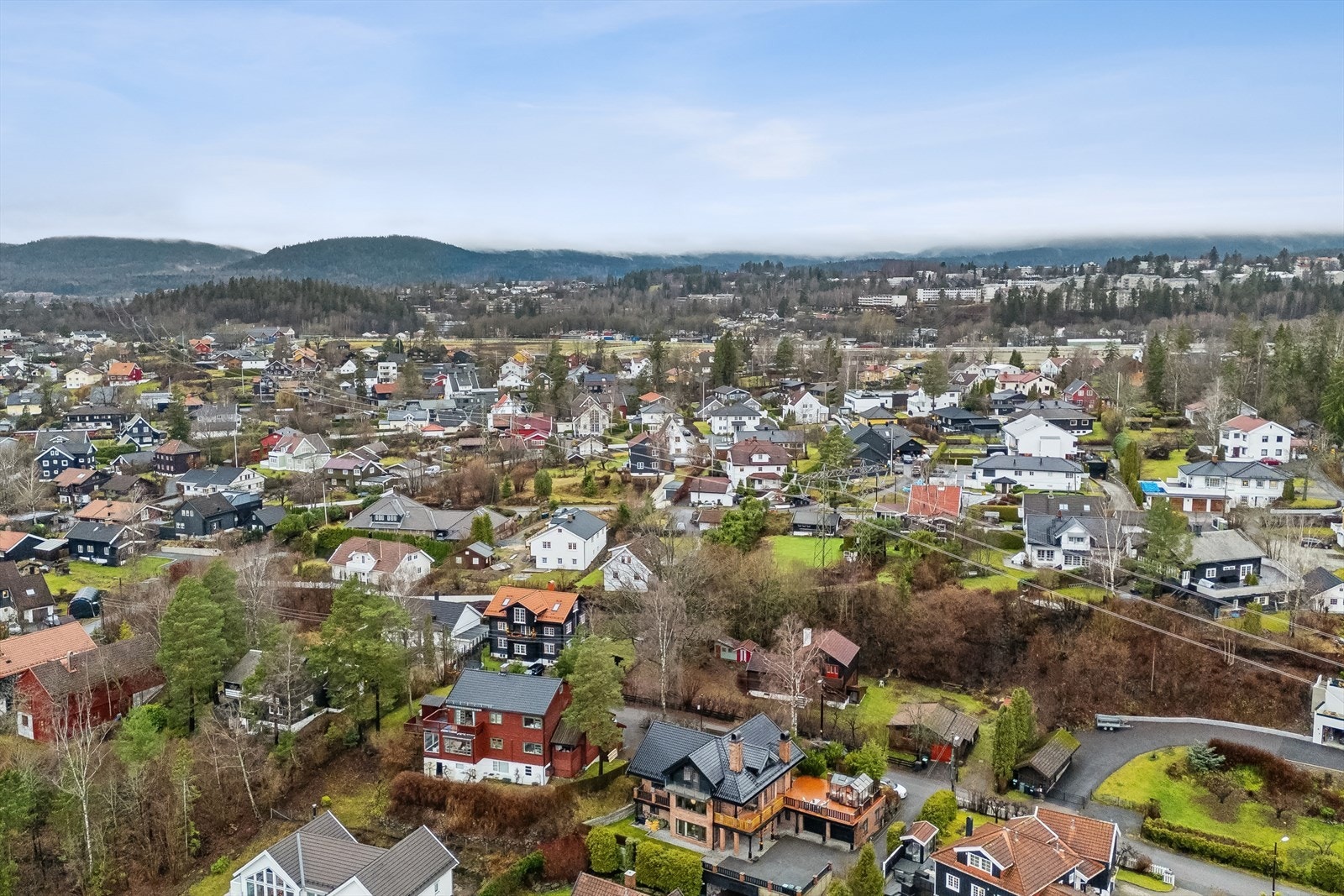 Boligen ligger i et populært, attraktivt og familievennlig område på Jar i Bærum. Galleribilde