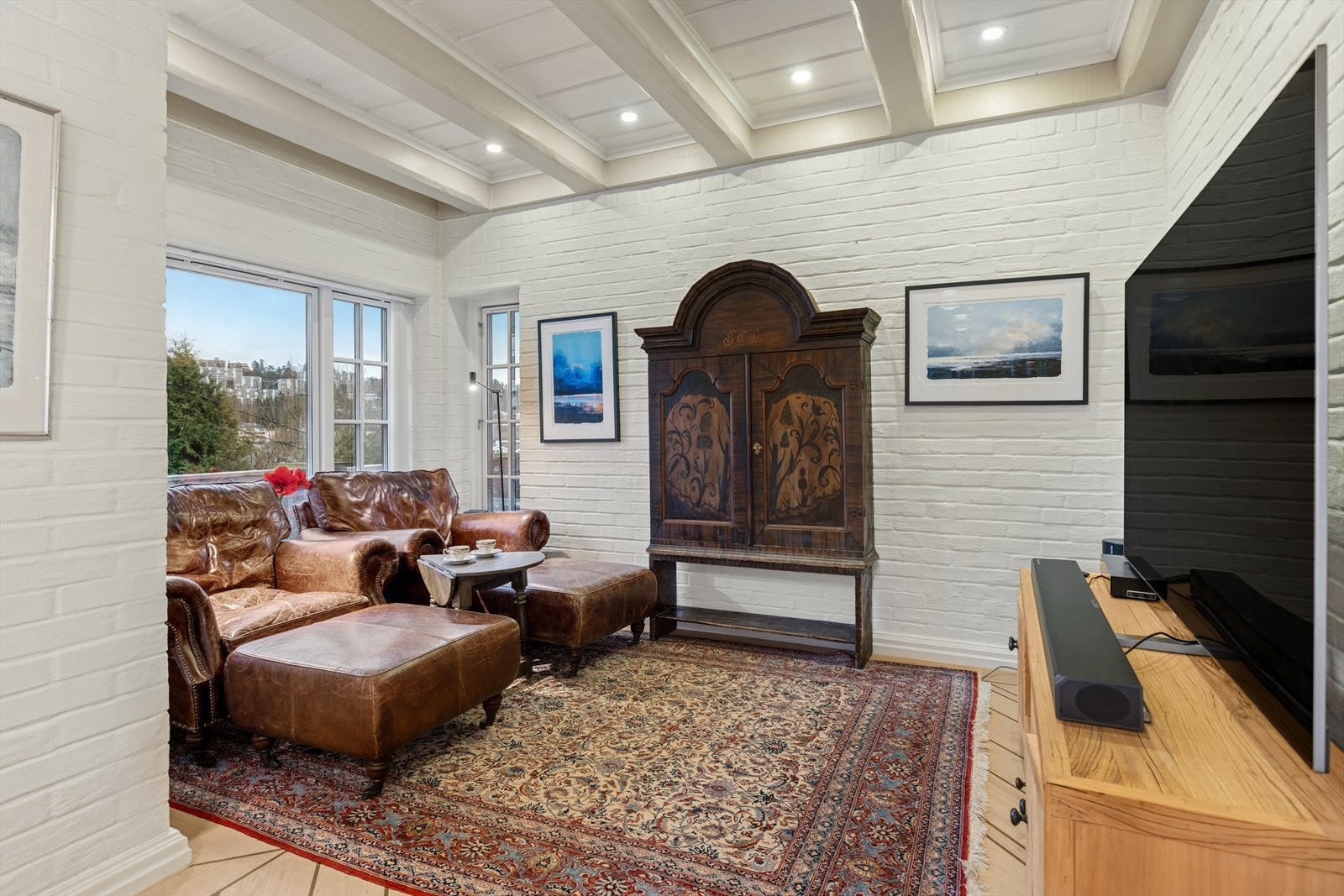 Separat TV-stue som gir privatliv og ro. Boligen har flere soner som kan benyttes til avslapning og ro. Galleribilde