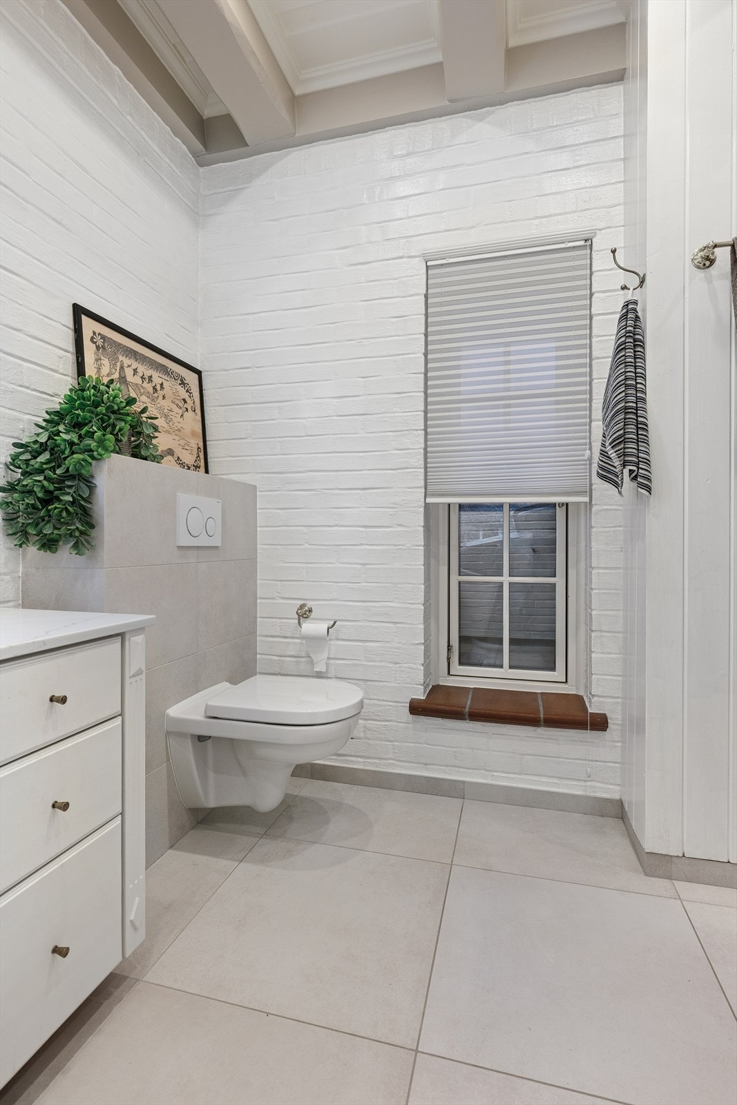 Baderom i boligens 1. etasje. Store og delikate fliser på gulv med varmekabler. Galleribilde