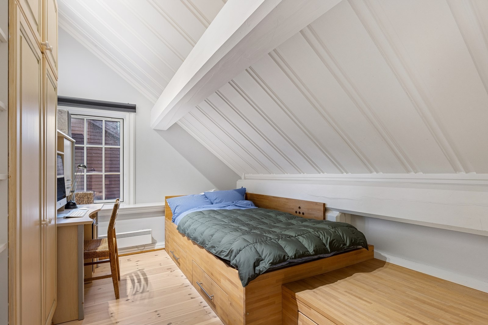 Soverom 3 i 2. etasje. Rommet egner seg som barnerom, gjesterom eller kontor. Galleribilde