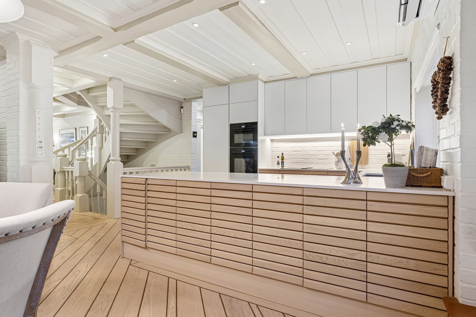 Åpen og sosial kjøkkenløsning som inviterer til hyggelig samtaler. Galleribilde