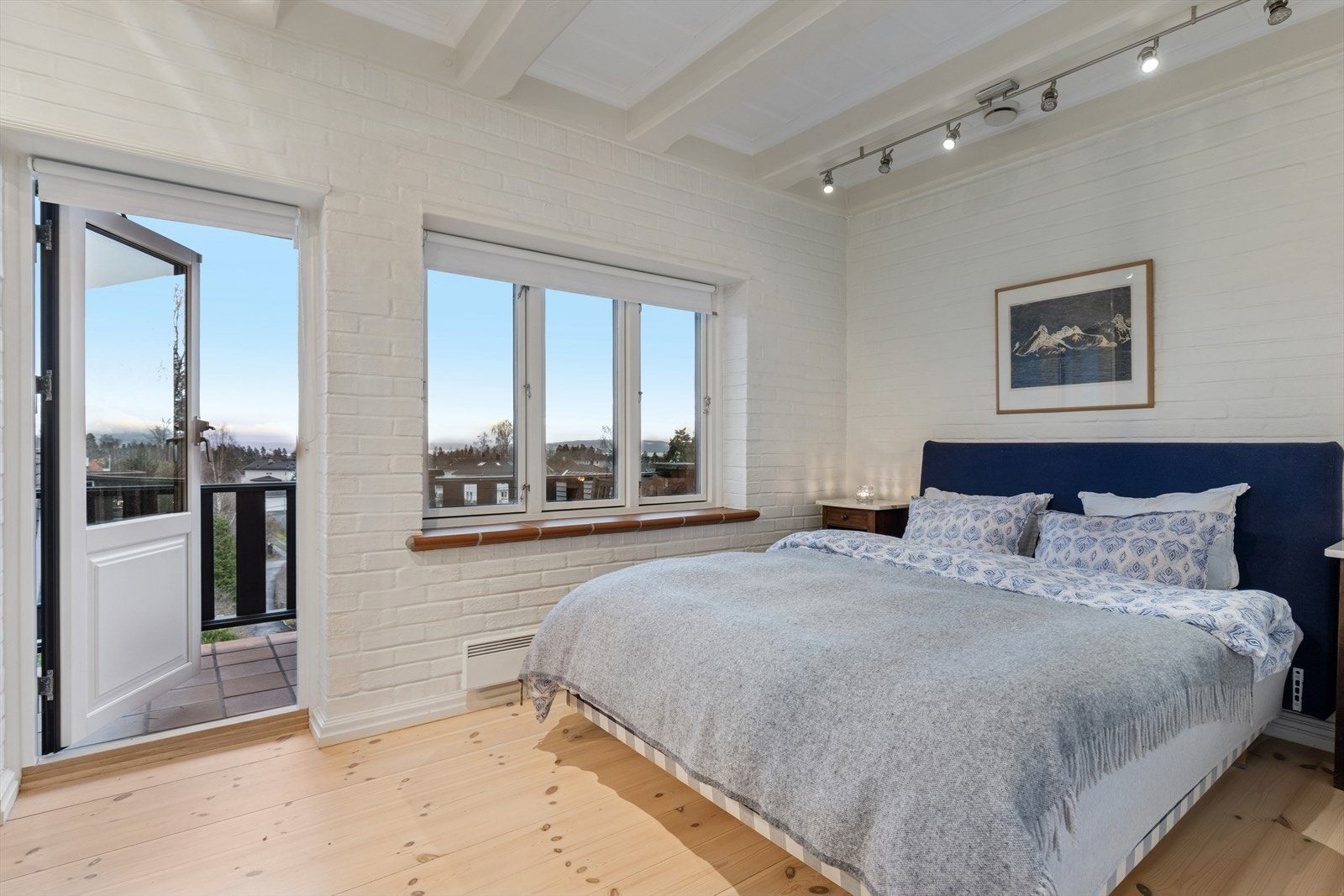 Boligens hovedsoverom i 1. etasje. Her har du god plass til dobbelseng og ønsket møblement. Utgang til balkong med hyggelig utsikt. Galleribilde