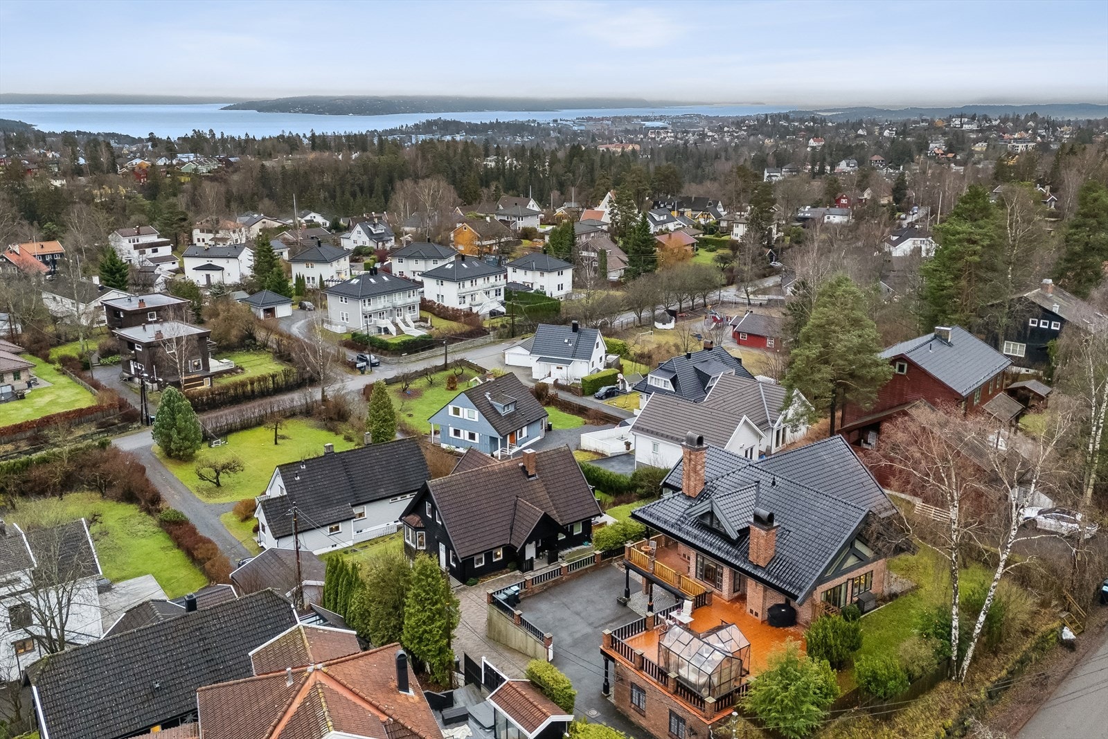 Boligen ligger på en liten høyde, og har derfor gode solforhold samt utsyn til sjøen. Galleribilde