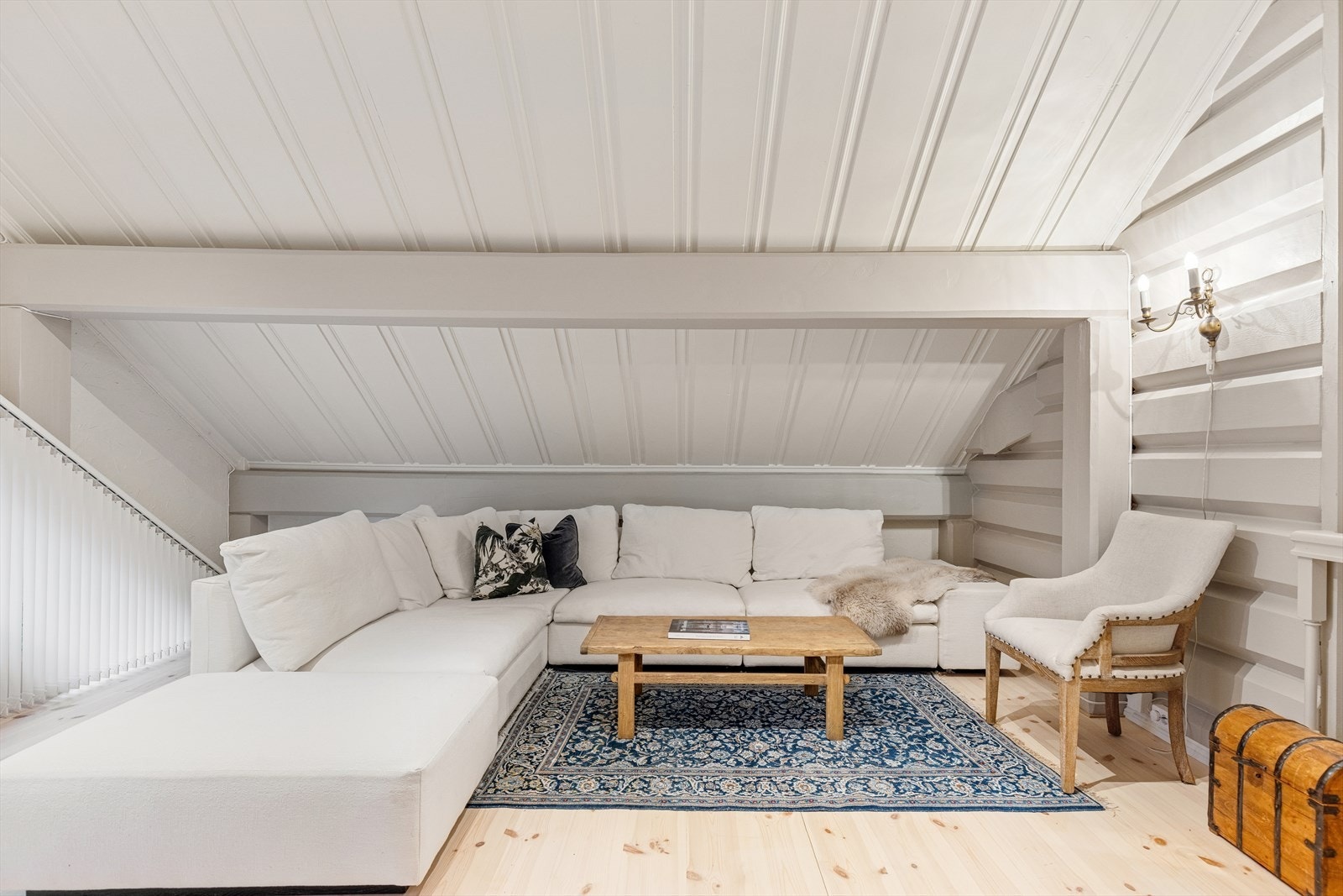 Koselig sofahjørne med god plass til stor sofa og bord. Galleribilde