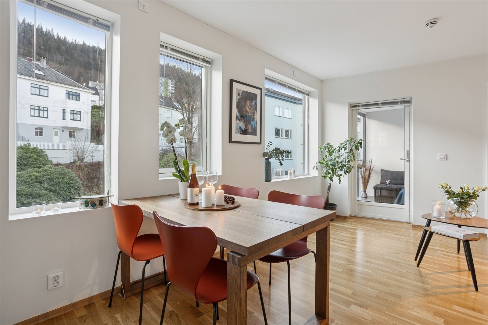 Romslig stue som gir mange muligheter for kreativ innredning. Galleribilde