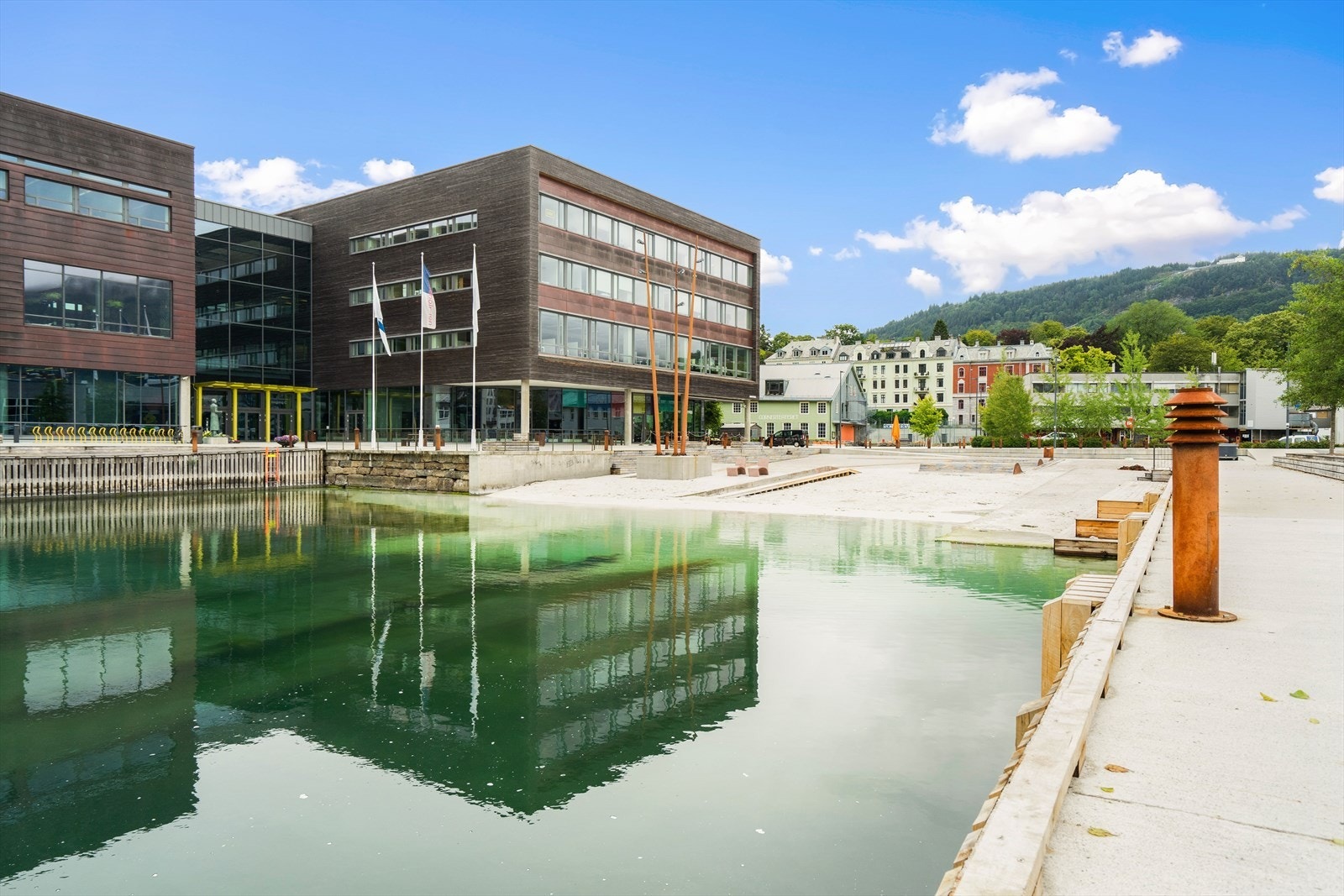 Populært badeplass på Marineholmen - perfekt for varme sommerdager, like ved Handelshøyskolen BI. Galleribilde