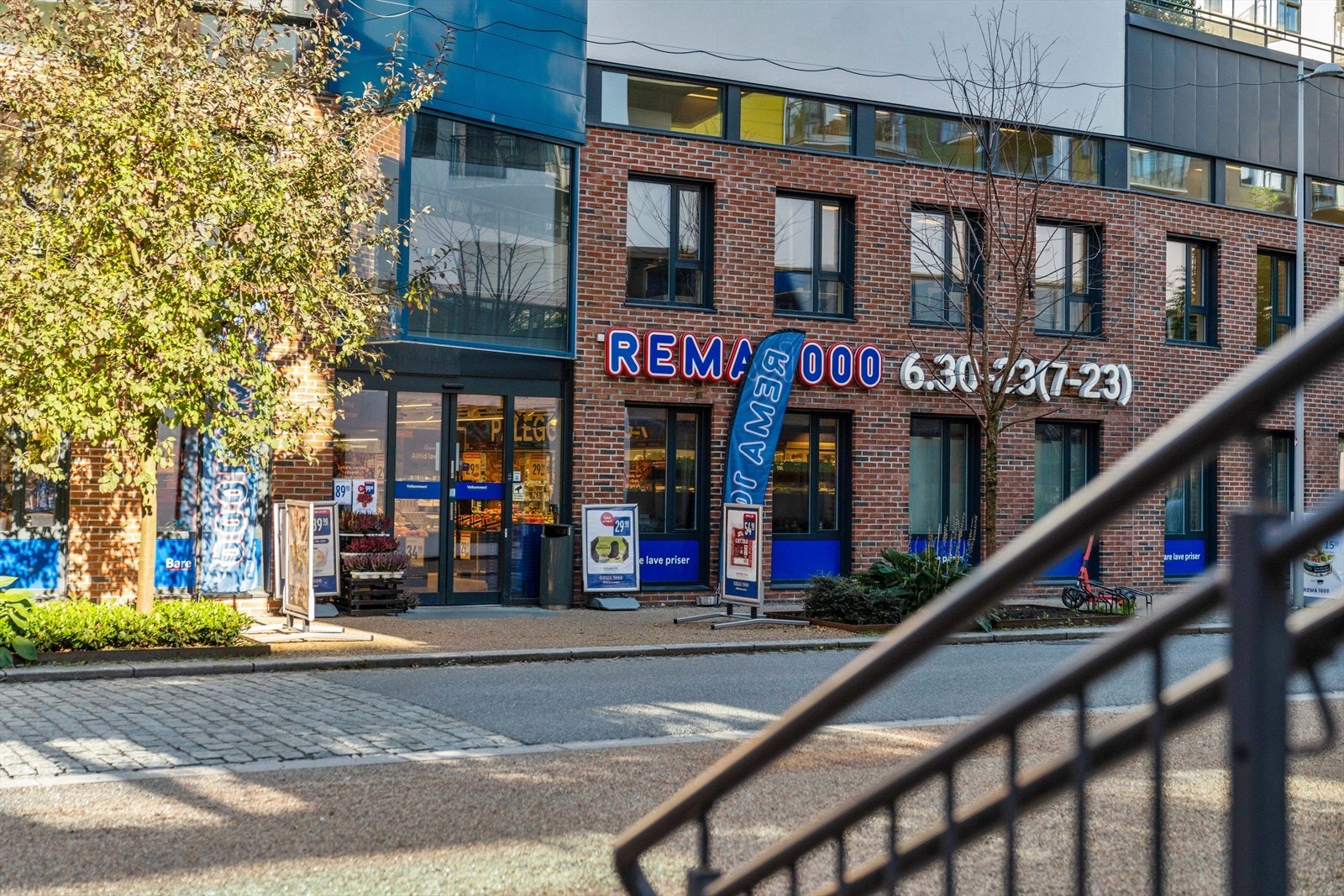 Rema 1000 rett over veien - enkel tilgang til dagligvarer. Galleribilde