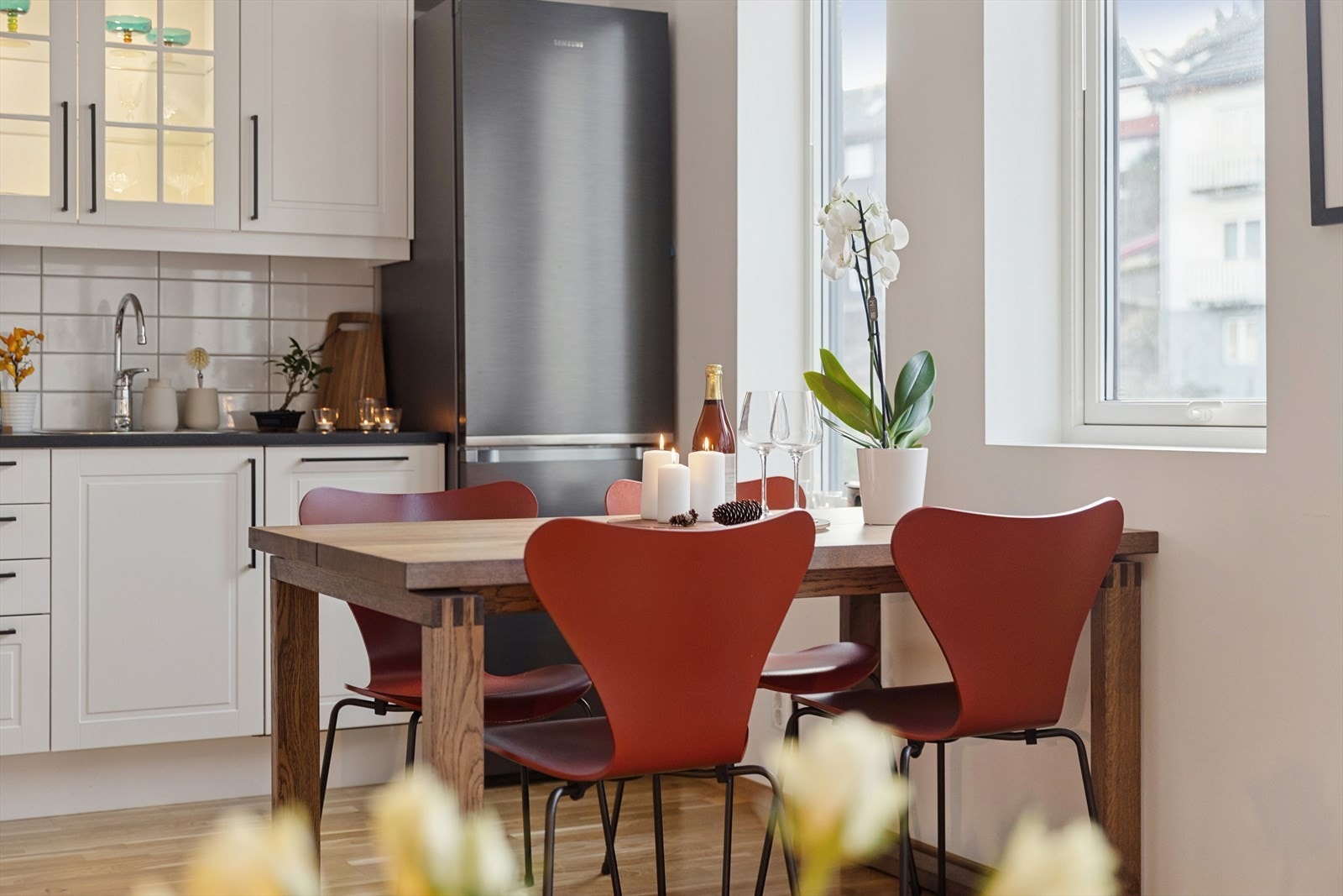 Her er det plass til både spisebord og sittegruppe. Galleribilde