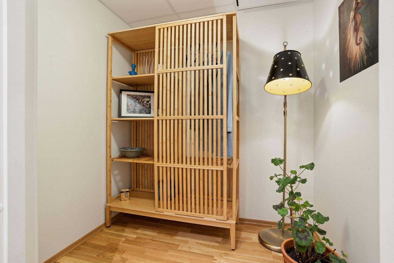 Innvendig bod med god plass til oppbevaring. Galleribilde