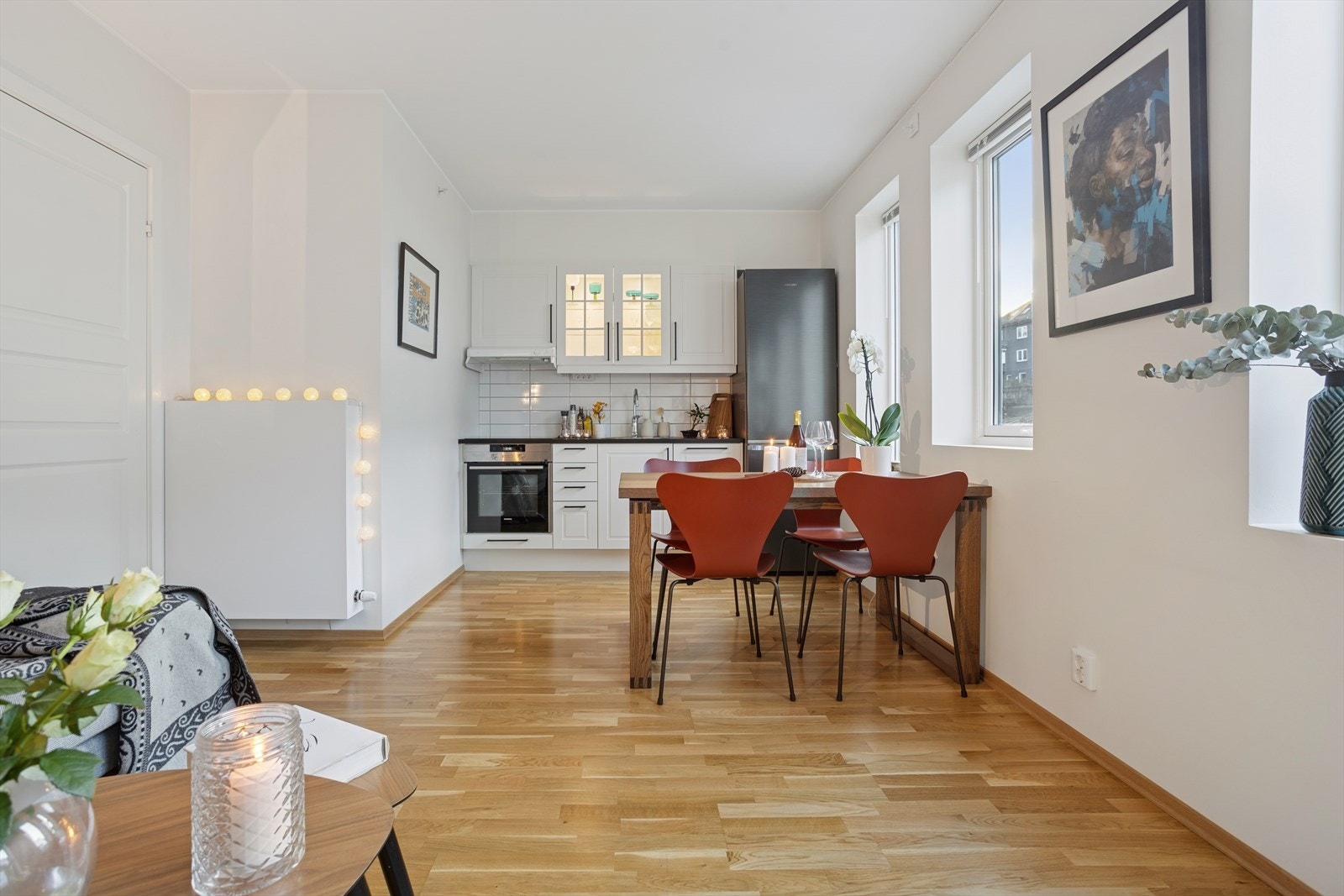 Lys og luftig stue med åpen kjøkkenløsning som gir maksimal utnyttelse av arealet og en sosial atmosfære. Galleribilde