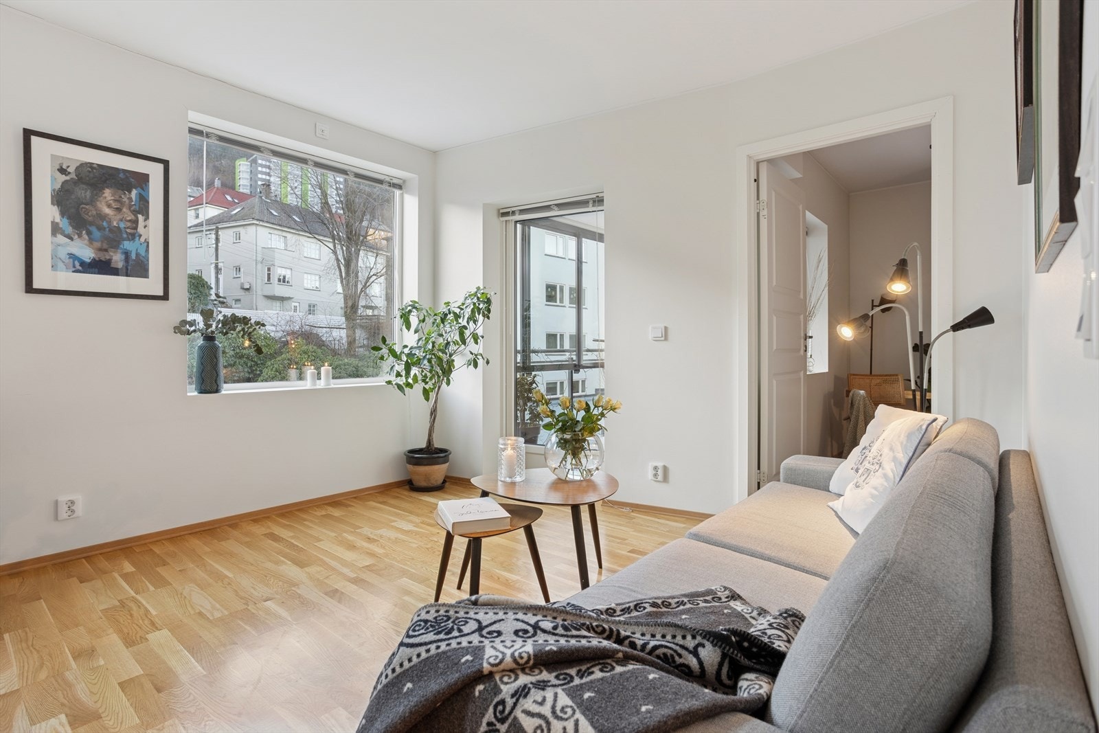 Fra stuen er det utgang til leilighetens innglassede balkong. Galleribilde