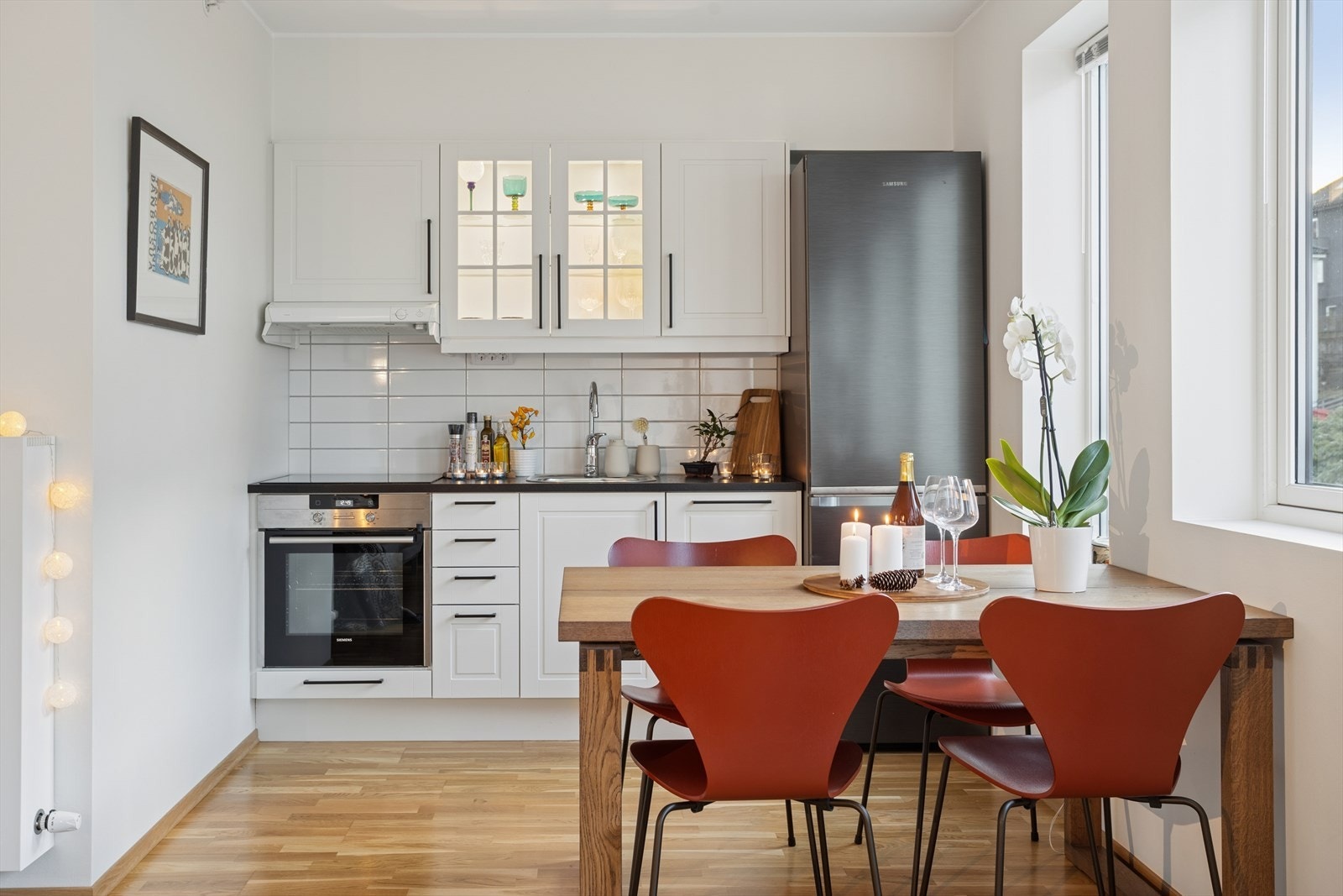 Kjøkkeninnredning med slette fronter og dempere for en stilren finish. Galleribilde