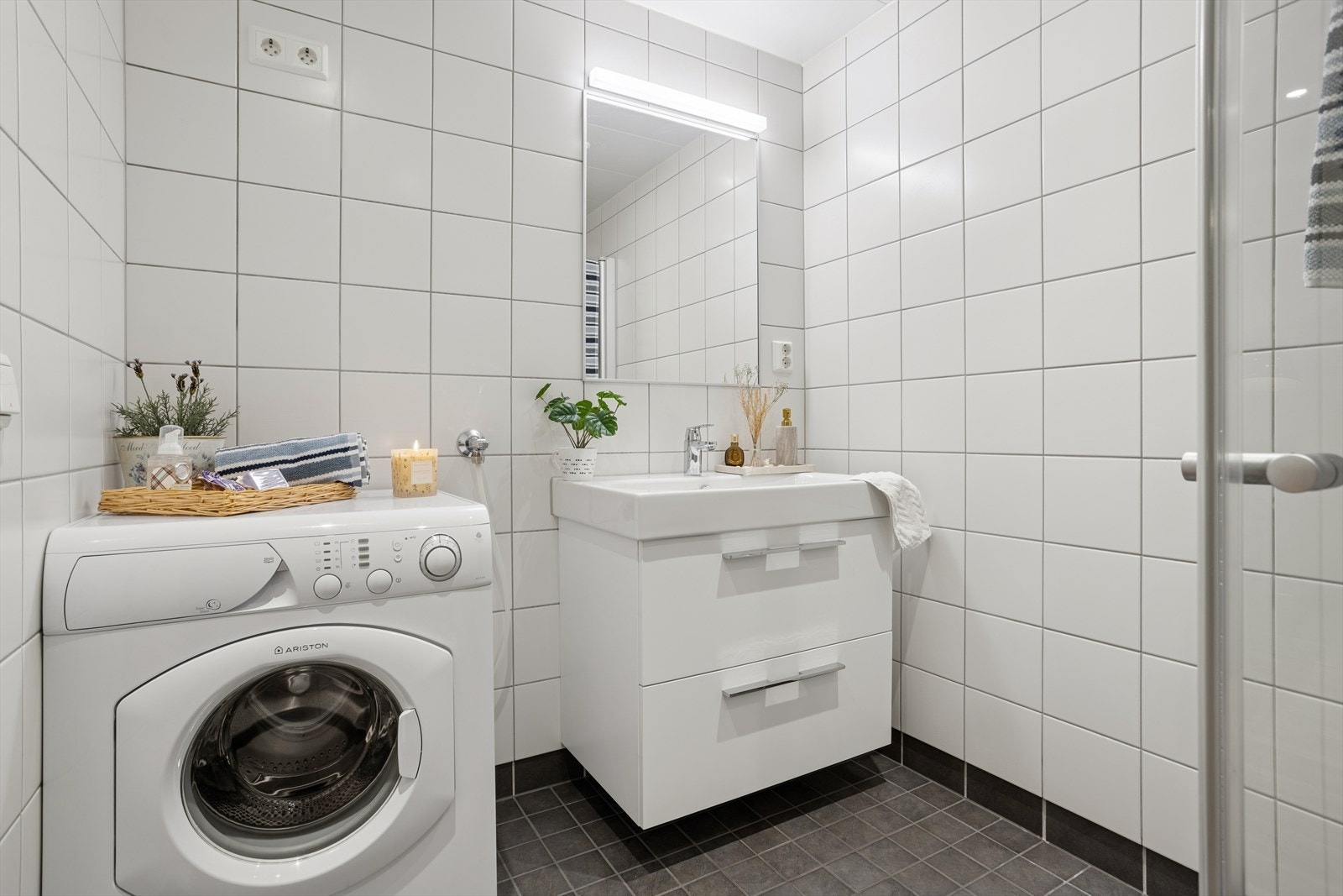 Flislagt bad på 4,1 m² med downlights og vannbåren gulvvarme. Galleribilde