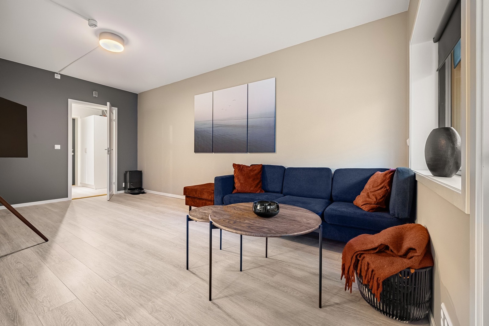 Det er laminat på alle gulvene utenom badet som har fliser. Galleribilde