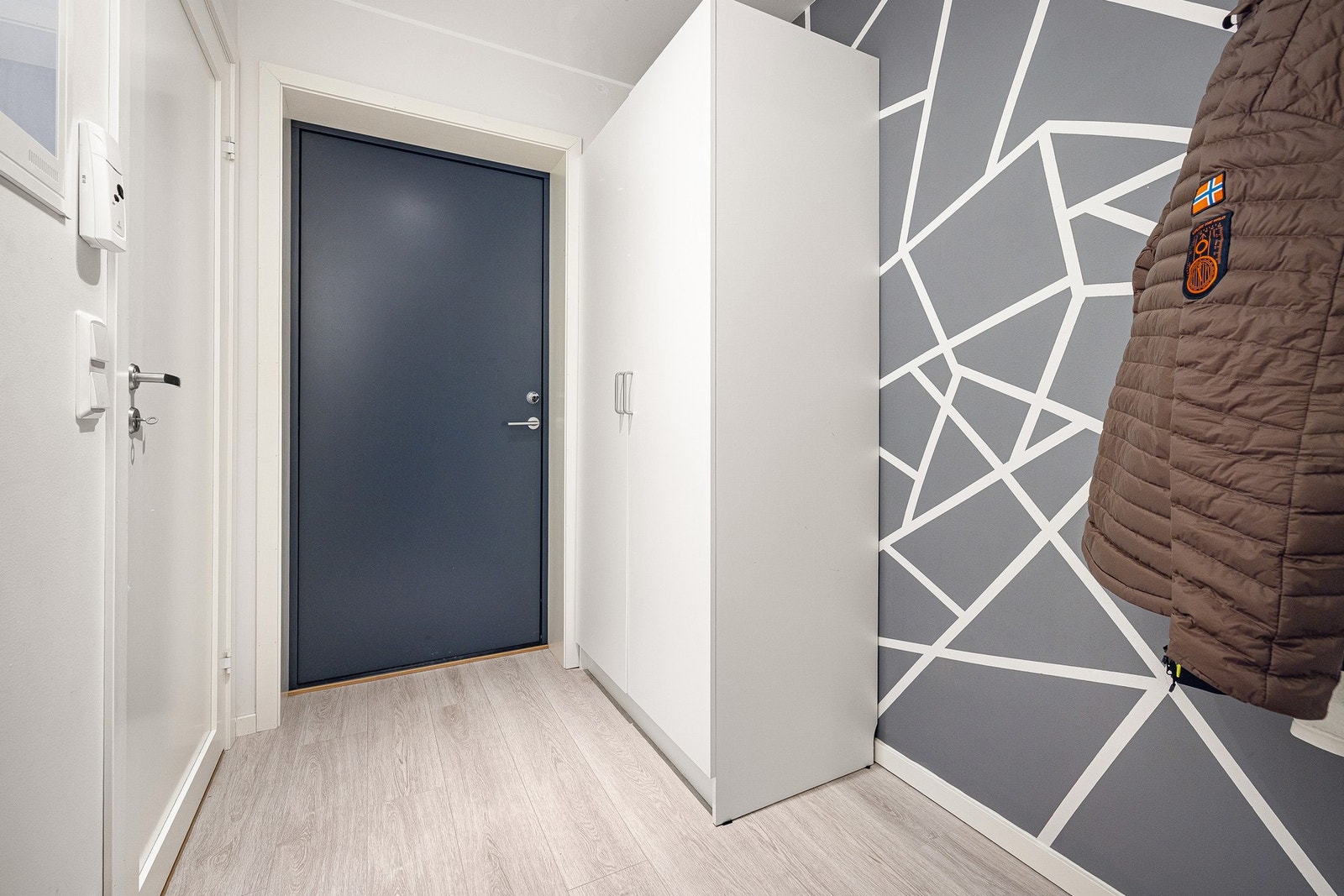 Velkommen inn. Fra gangen kommer man inn på soverommet. Galleribilde