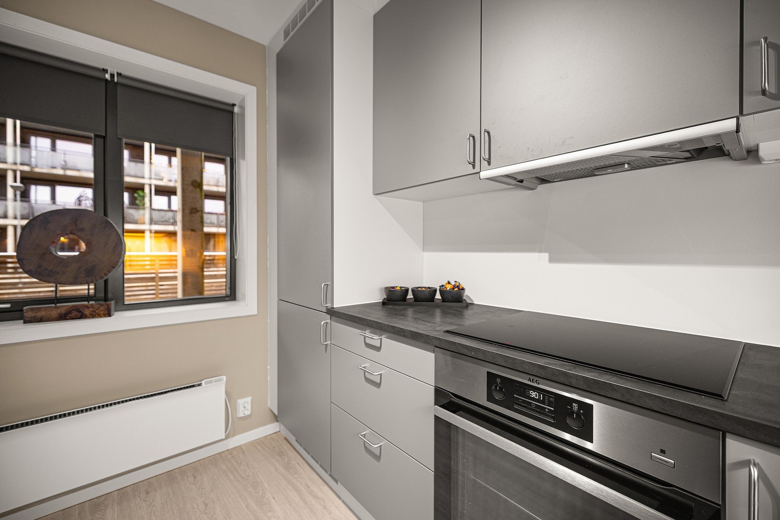 Det er varmegjenvinning via balansert ventilasjonsanlegg, samt panelovn på kjøkkenet. Galleribilde