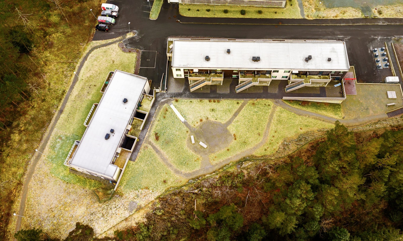 Ellers er fellesarealene opparbeidet med asfalterte parkeringsarealer, gruslagte gangveier og fortau. Galleribilde