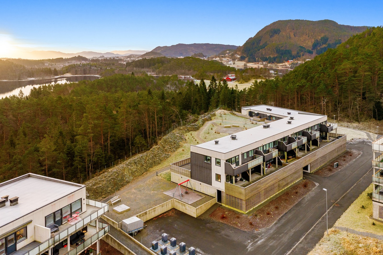 Sameiets navn er Sameiet Hjellehagen og består av 20 eierseksjoner. Galleribilde