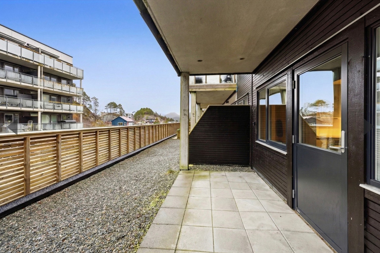 Med takoverbygg så kan man sitte her om det skulle komme noen dråper også. Galleribilde