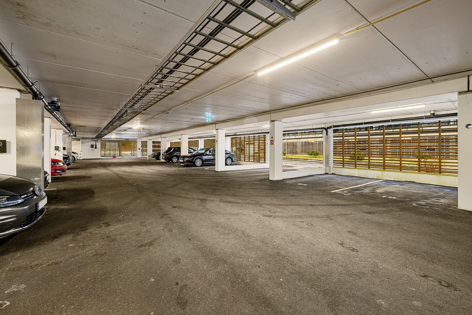 Hver leilighet har bruksrett til en parkeringsplass i garasjeanlegget. Galleribilde