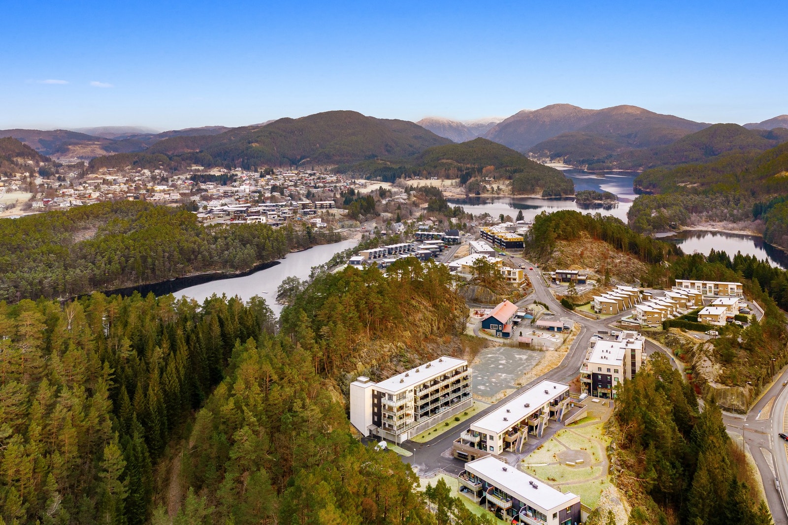 Nærmeste barnehage er Hjellemarka FUS barnehage som ligger bare 250 meter fra boligen. Galleribilde
