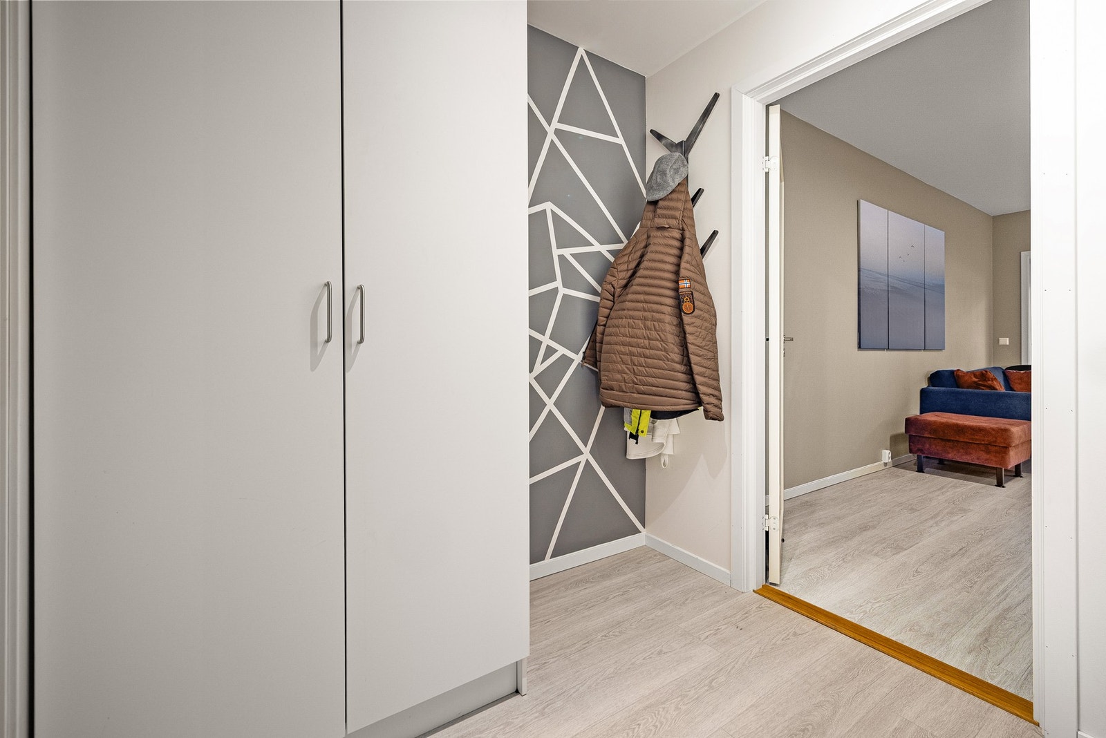 God plass til å henge fra seg klær og sko. Her kommer man rett inn i stuen. Galleribilde