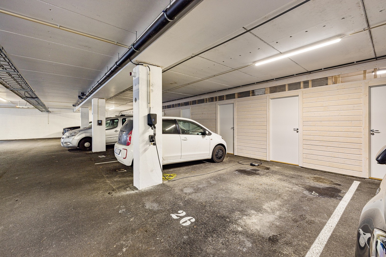 Ved parkeringsplassen er det montert elbil-lader som følger med handelen. Her er også boden. Galleribilde