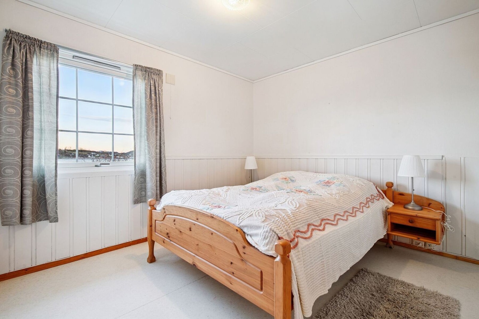 Soverom av god størrelse på 12,5 kvadratmeter. Galleribilde