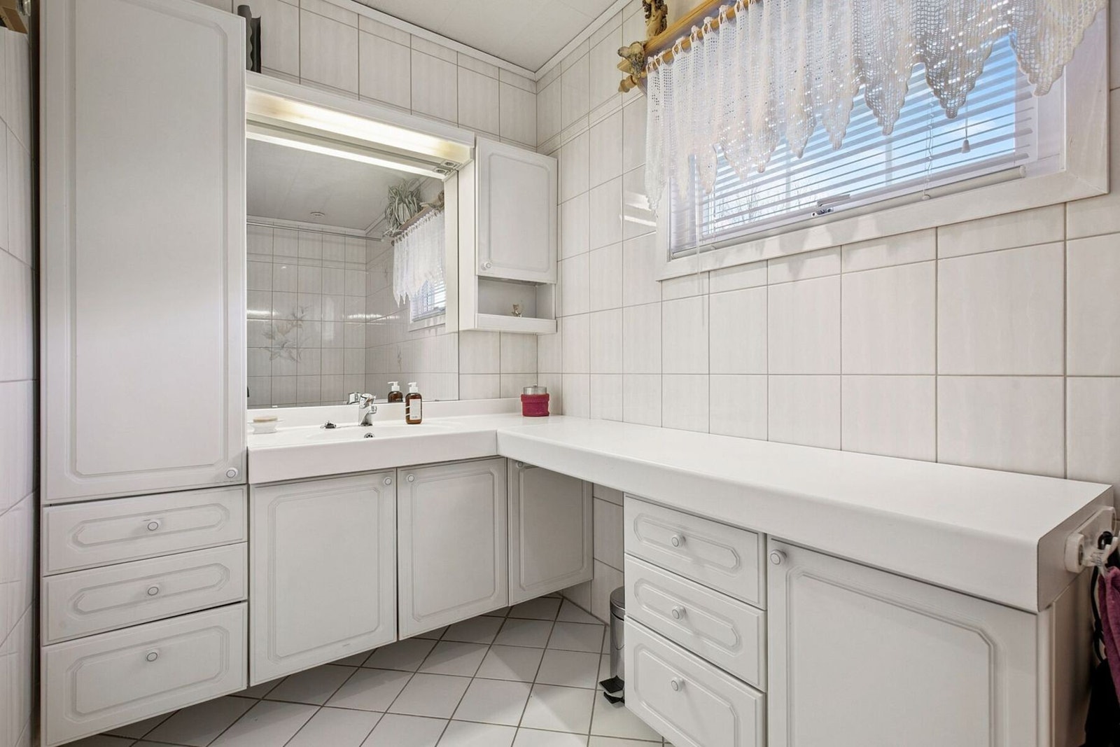 Flislagt baderom på 5 kvadratmeter med separat toalettrom vegg i vegg. Galleribilde