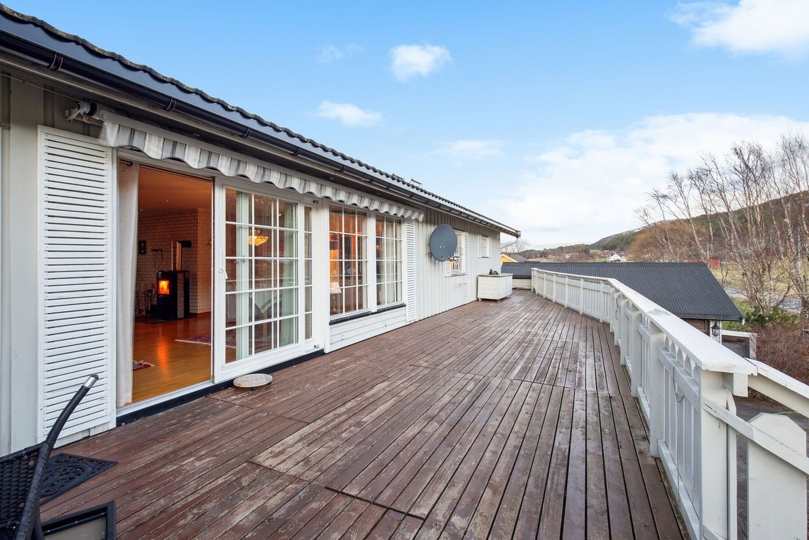 Her kan du nyte fantastiske solforhold fra terrassen som måler imponerende 70 kvadratmeter (ikke byggesøkt hos kommunen). Galleribilde