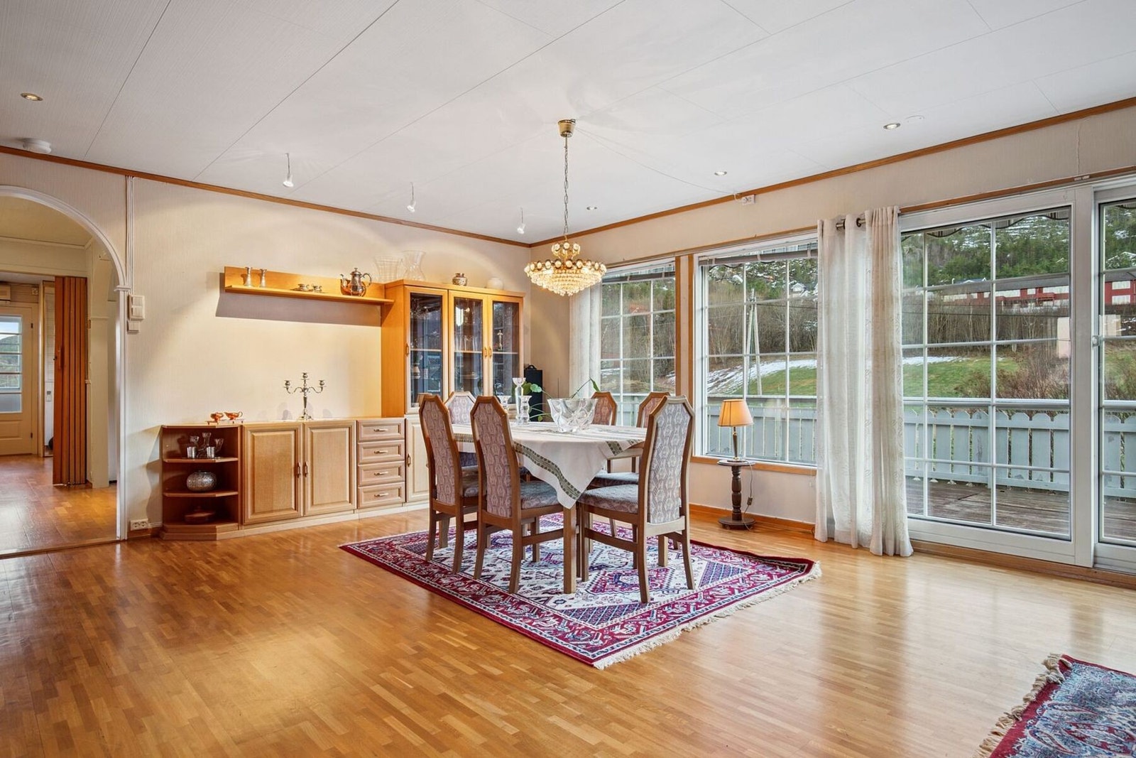 Boligen kjennetegnes av store vindusflater som sikrer godt med lysinnslipp for en lys og luftig boatmosfære. Galleribilde