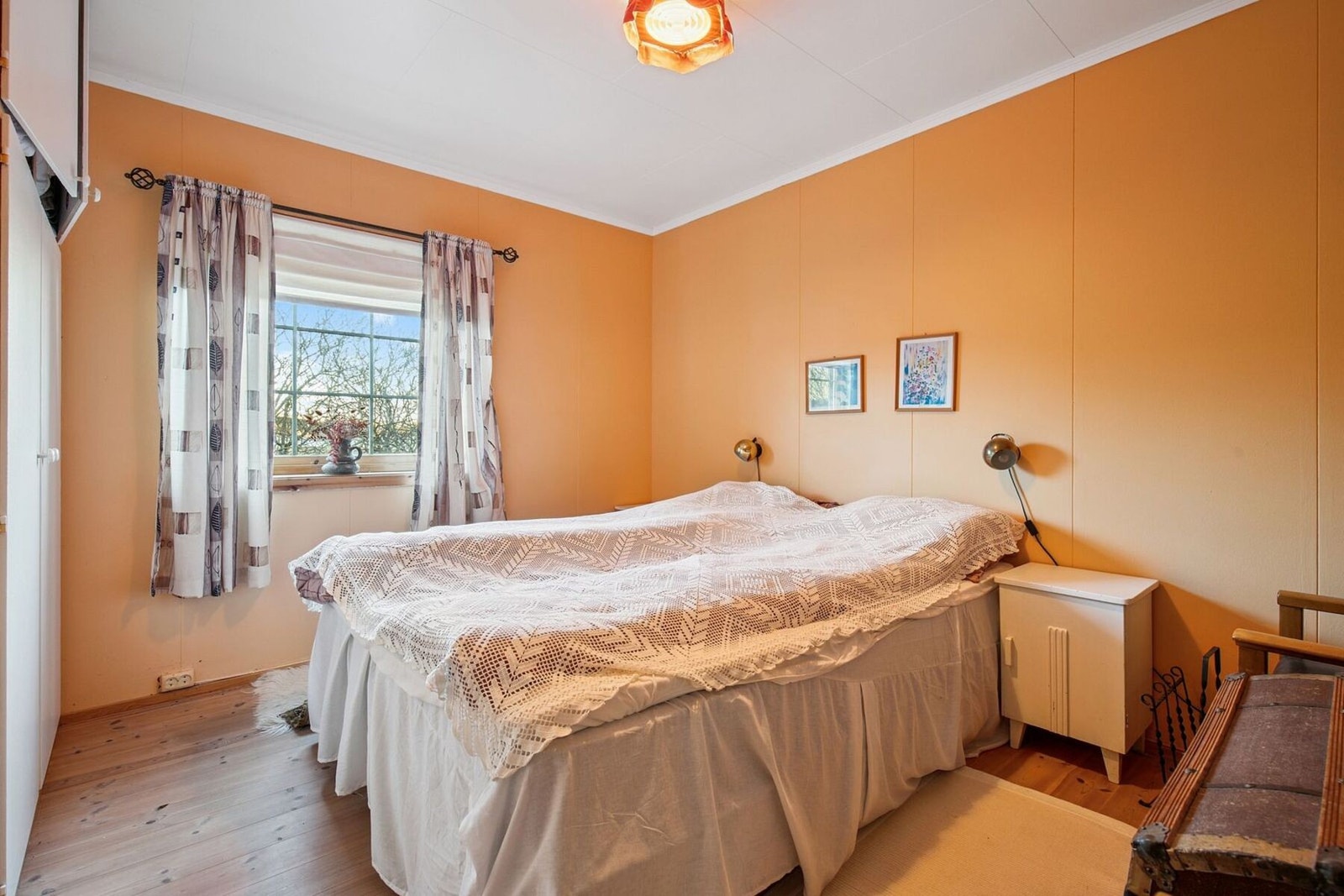 Boligen har en stor dobbeltgarasje som sikrer god plass til to biler samt rikelig med lagringsmuligheter. Galleribilde