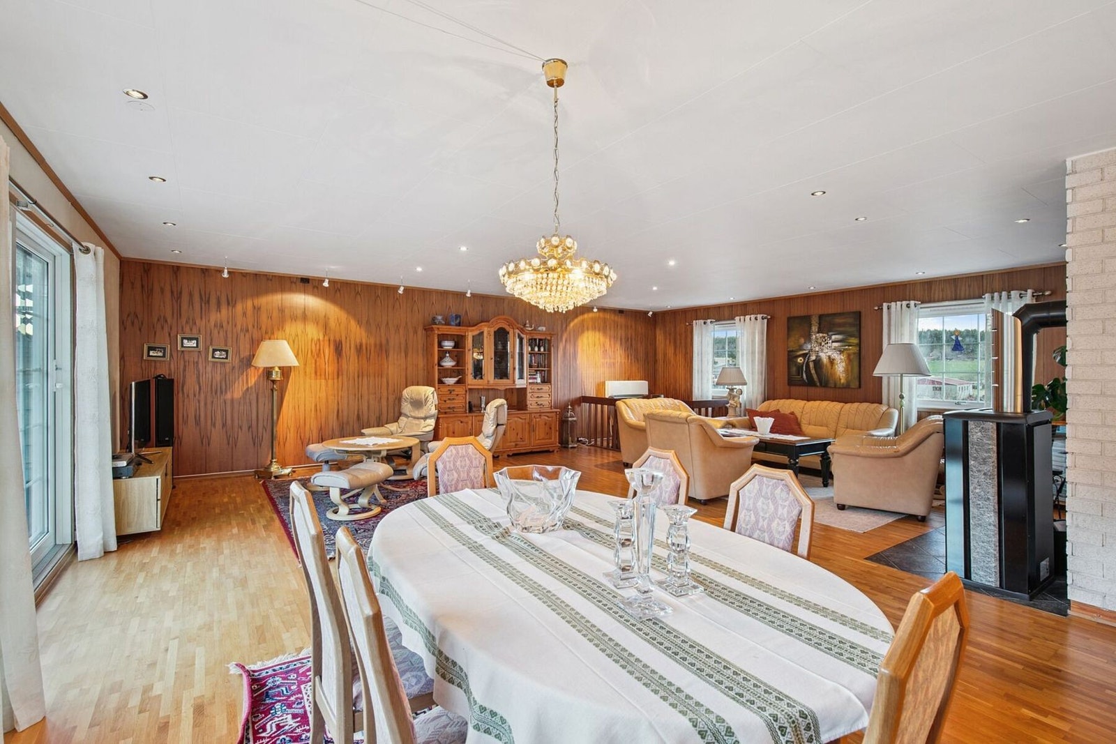 Her får du en romslig stue på hele 56 kvadratmeter. Galleribilde