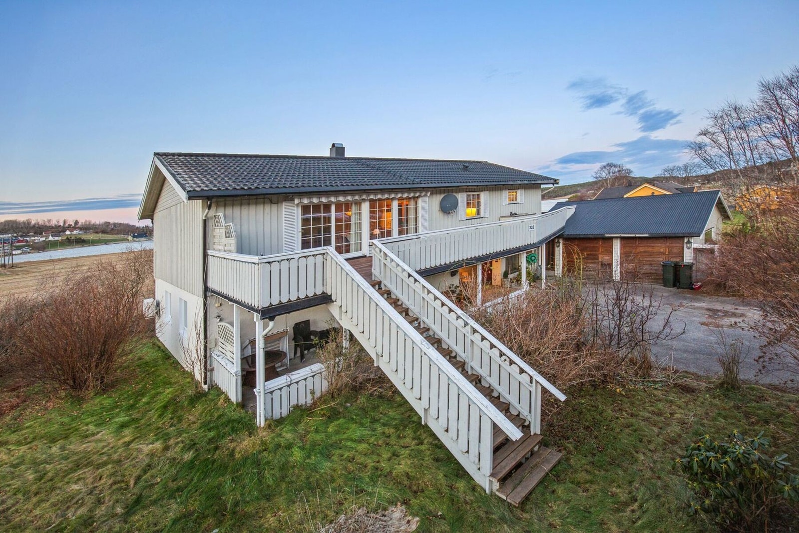 En innholdsrik enebolig over to plan med attraktiv beliggenhet helt nære sjøen, kombinert med en svært solrik tomt. Galleribilde