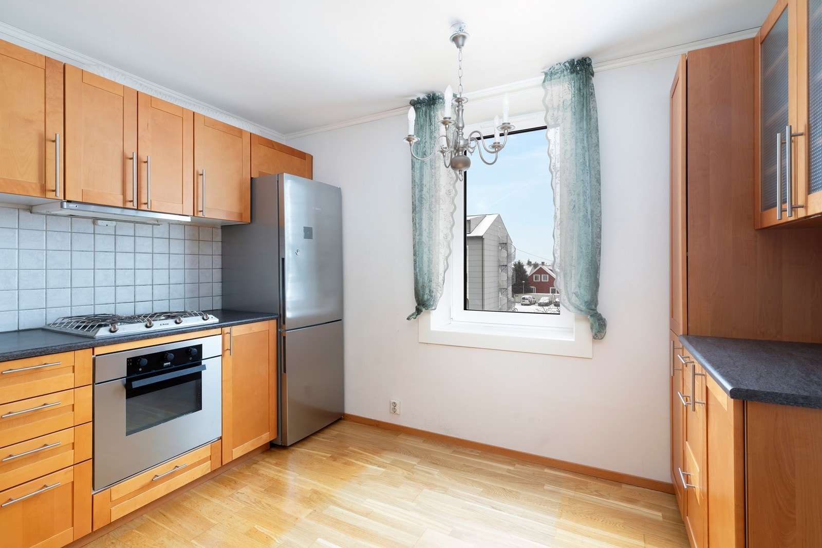 Kjøkkenet er romslig og har trivelig utsyn over nærområdet. Galleribilde