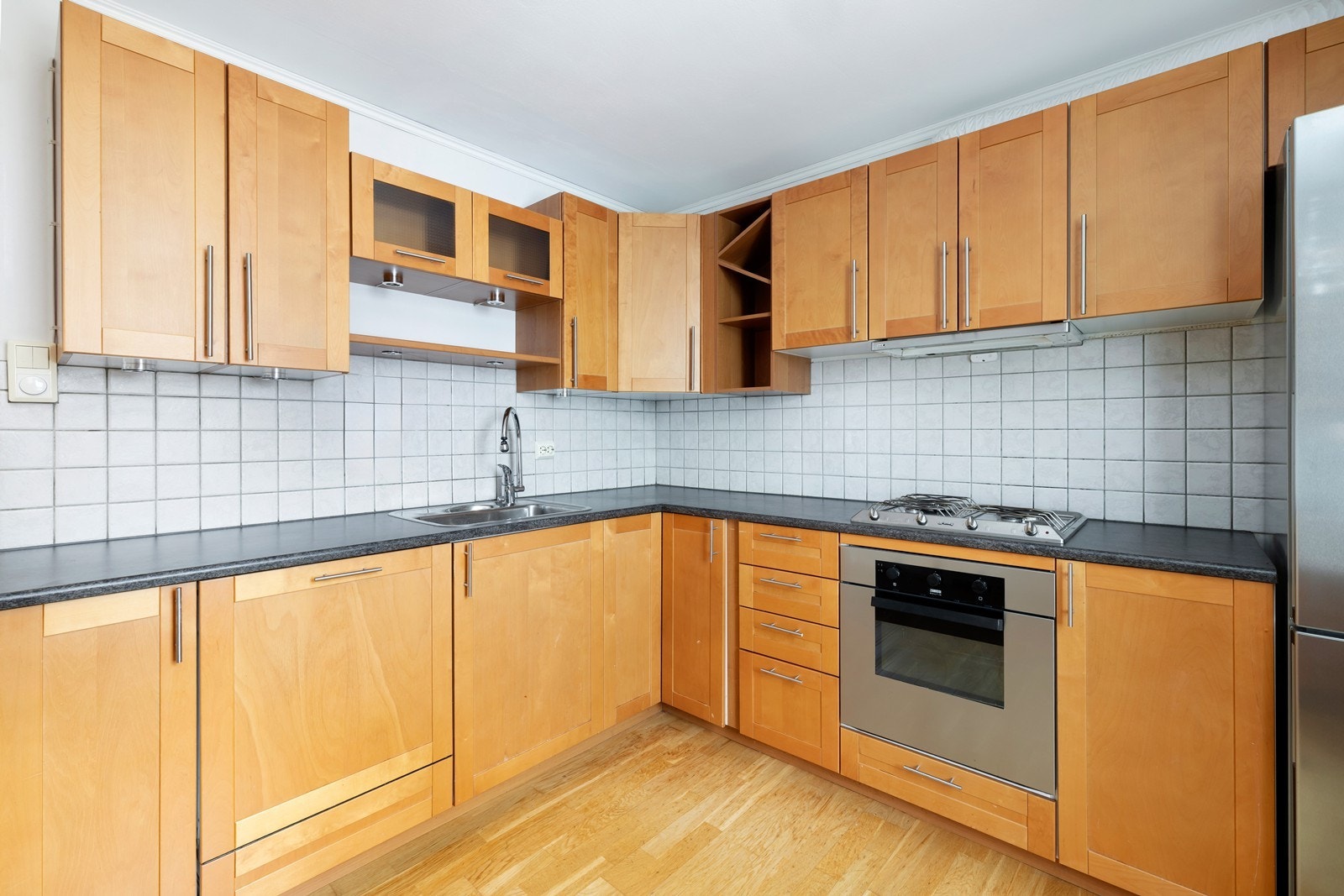 Solid og funksjonell kjøkkeninnredning. Galleribilde