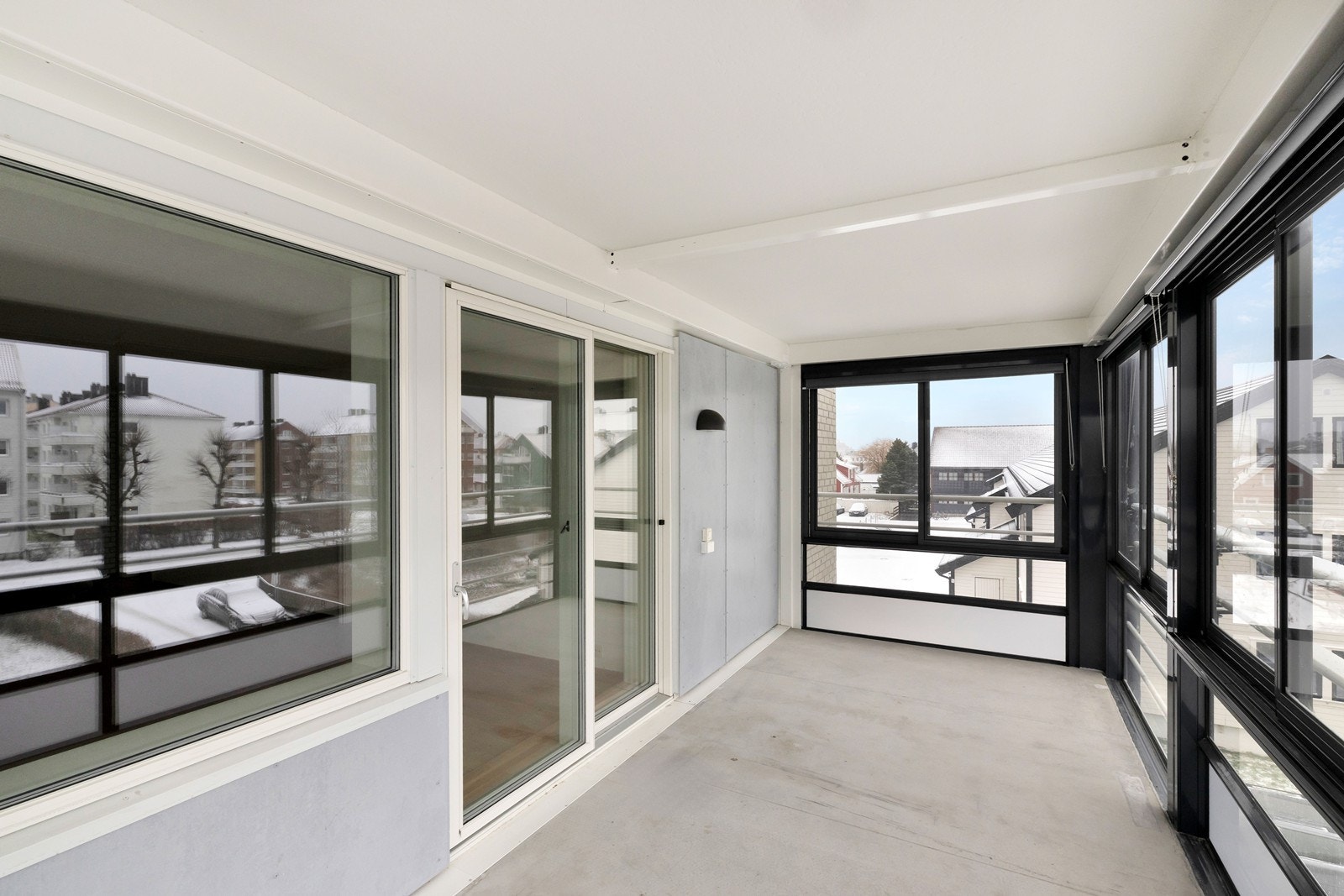 Balkongen er på ca. 14 kvm og har god plass til utemøbler. Galleribilde