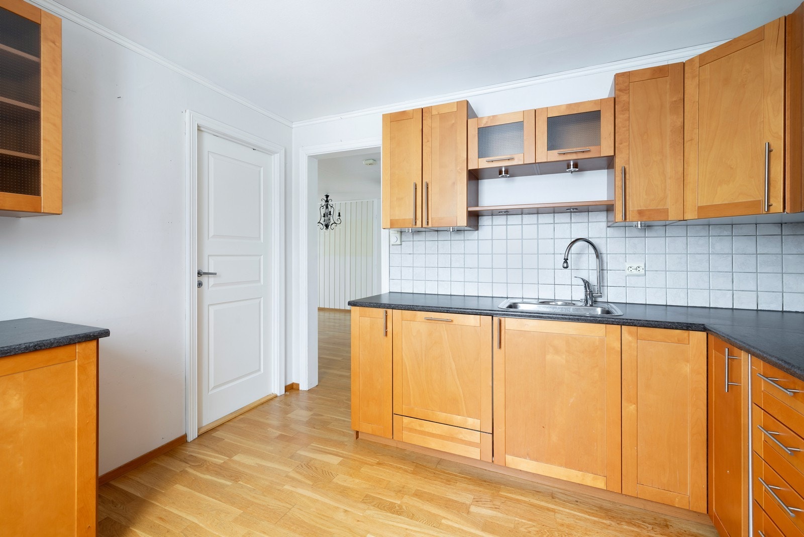 Fra kjøkkenet er det adkomst til ett av boligens soverom. Galleribilde