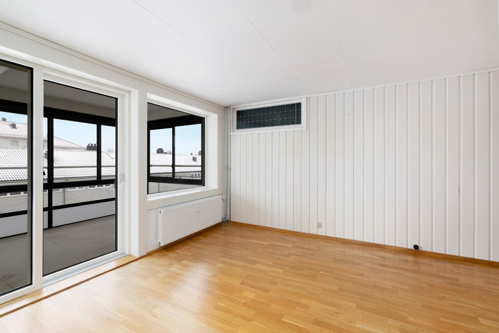 Fra stuen er det adkomst til en stor innglasset balkong. Galleribilde