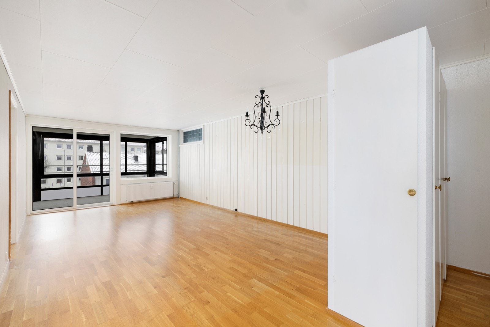 Romslig stue. Legg merke til radiator tilknyttet felles varme (fjernvarme). Galleribilde