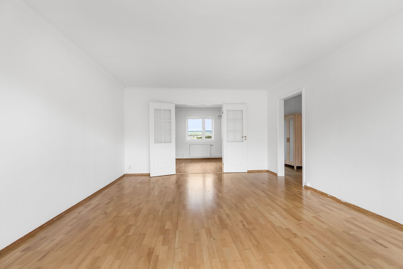 Stue - med inngang mot soverom og gang Galleribilde