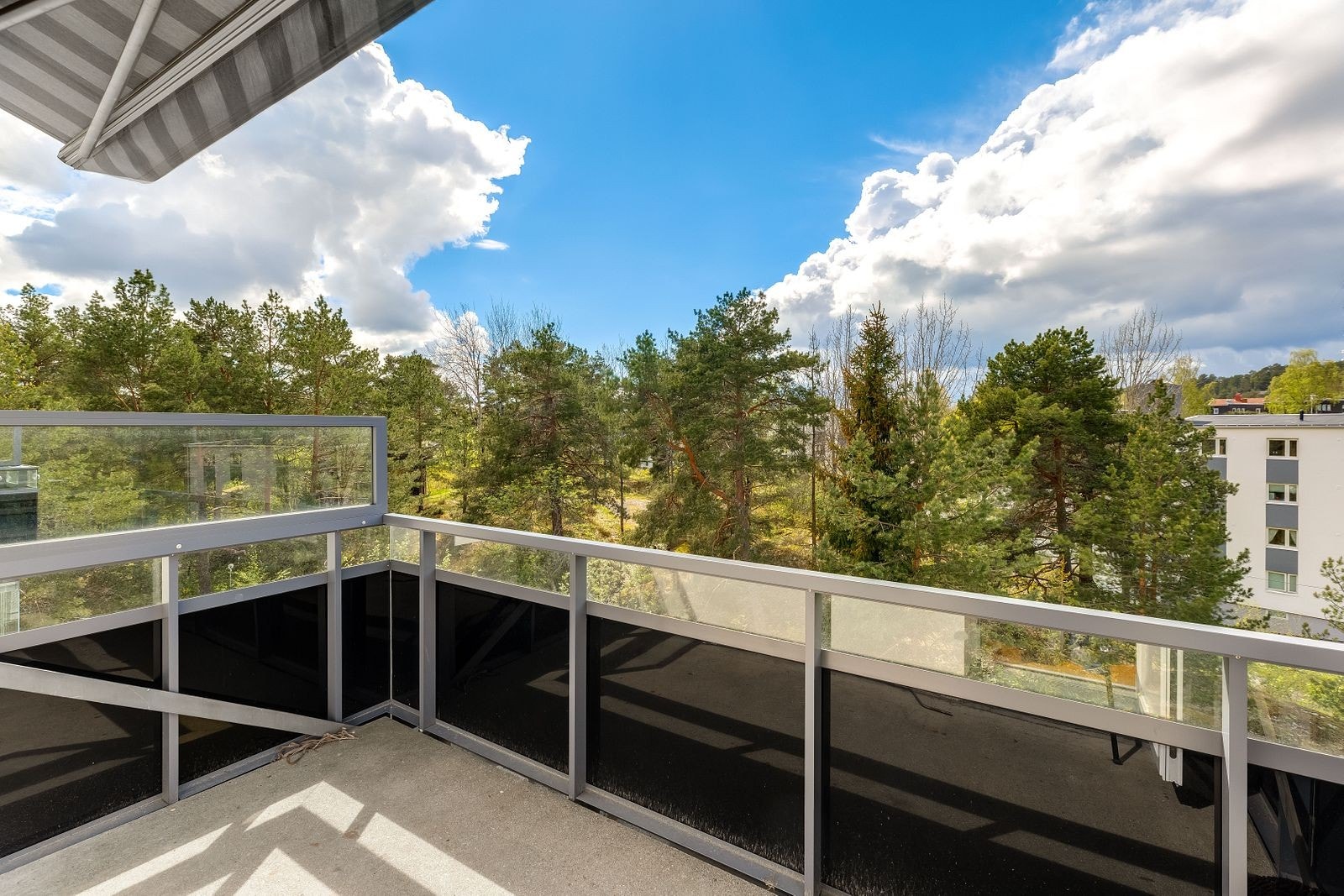 Balkong ut fra stuen Galleribilde