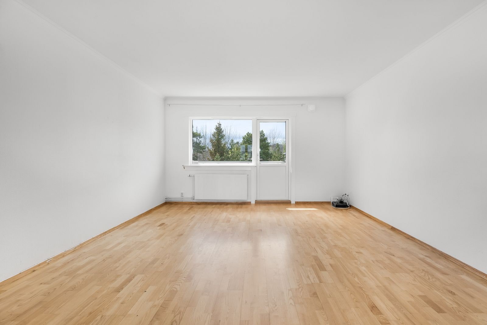 Stue med utgang til solrik balkong Galleribilde