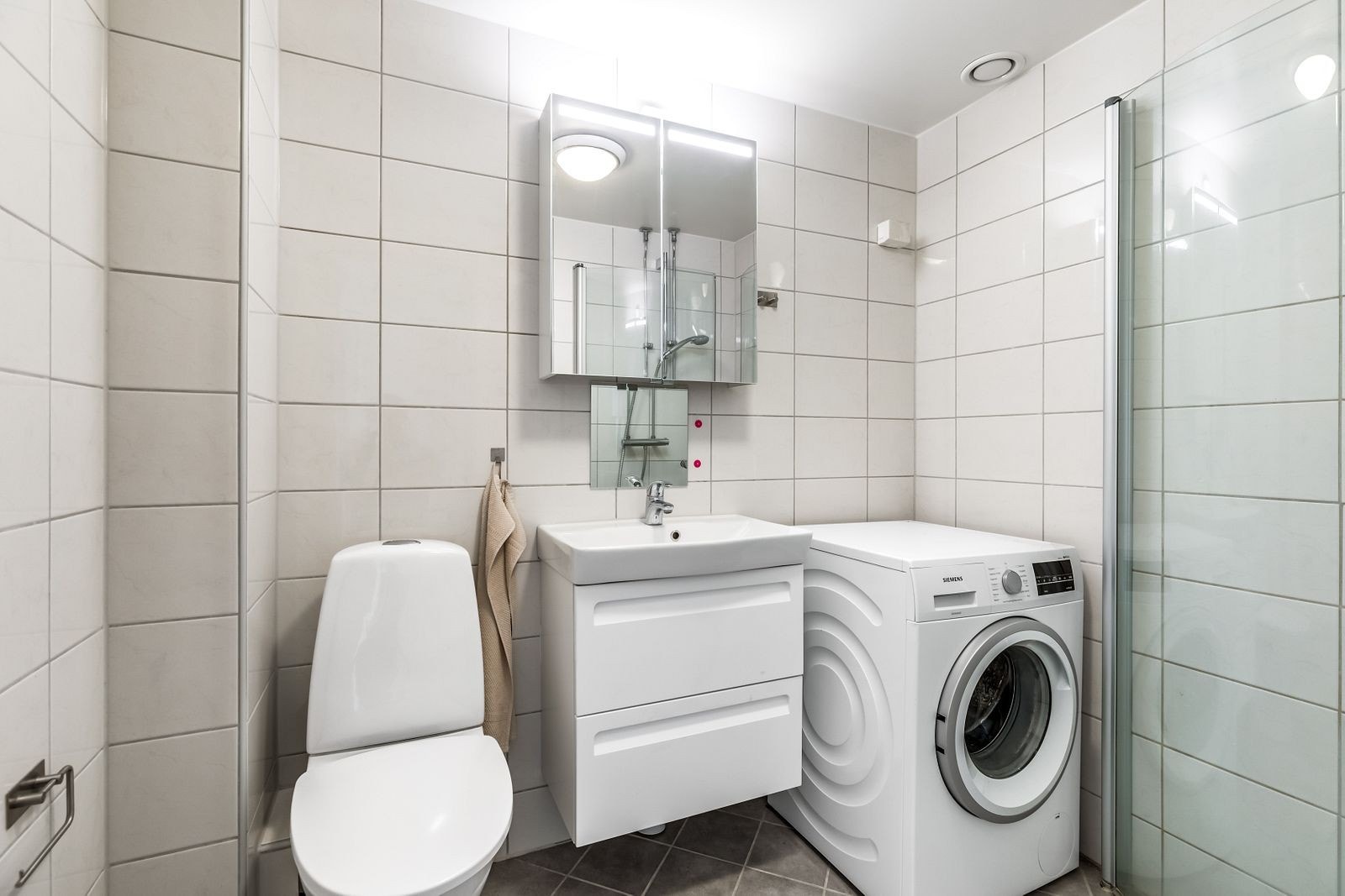 Bad med vaskemaskin Galleribilde