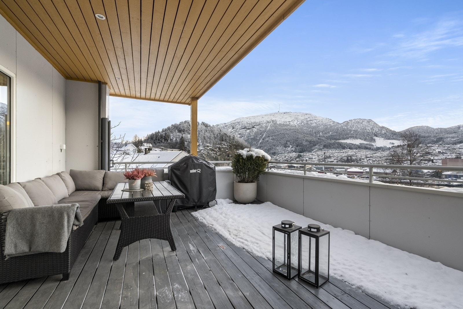 Romsleg veranda som er delvis takoverbygd Galleribilde