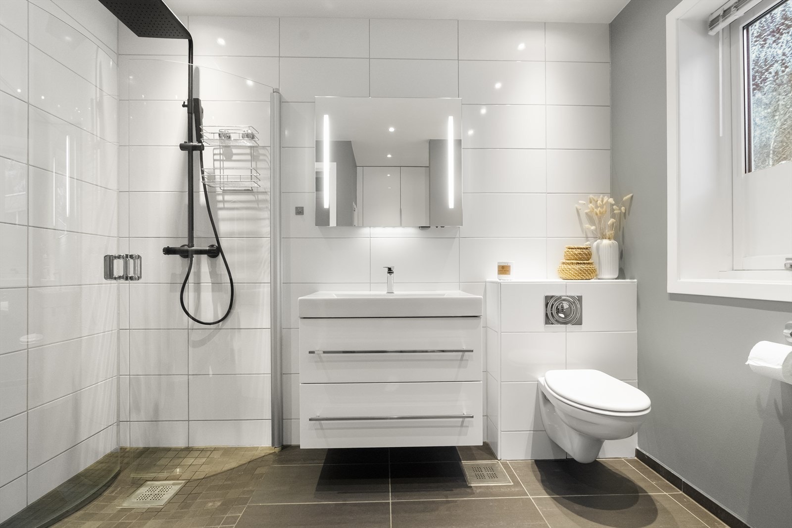 Flislagt bad med varmekabler i golv og downlights i himling Galleribilde