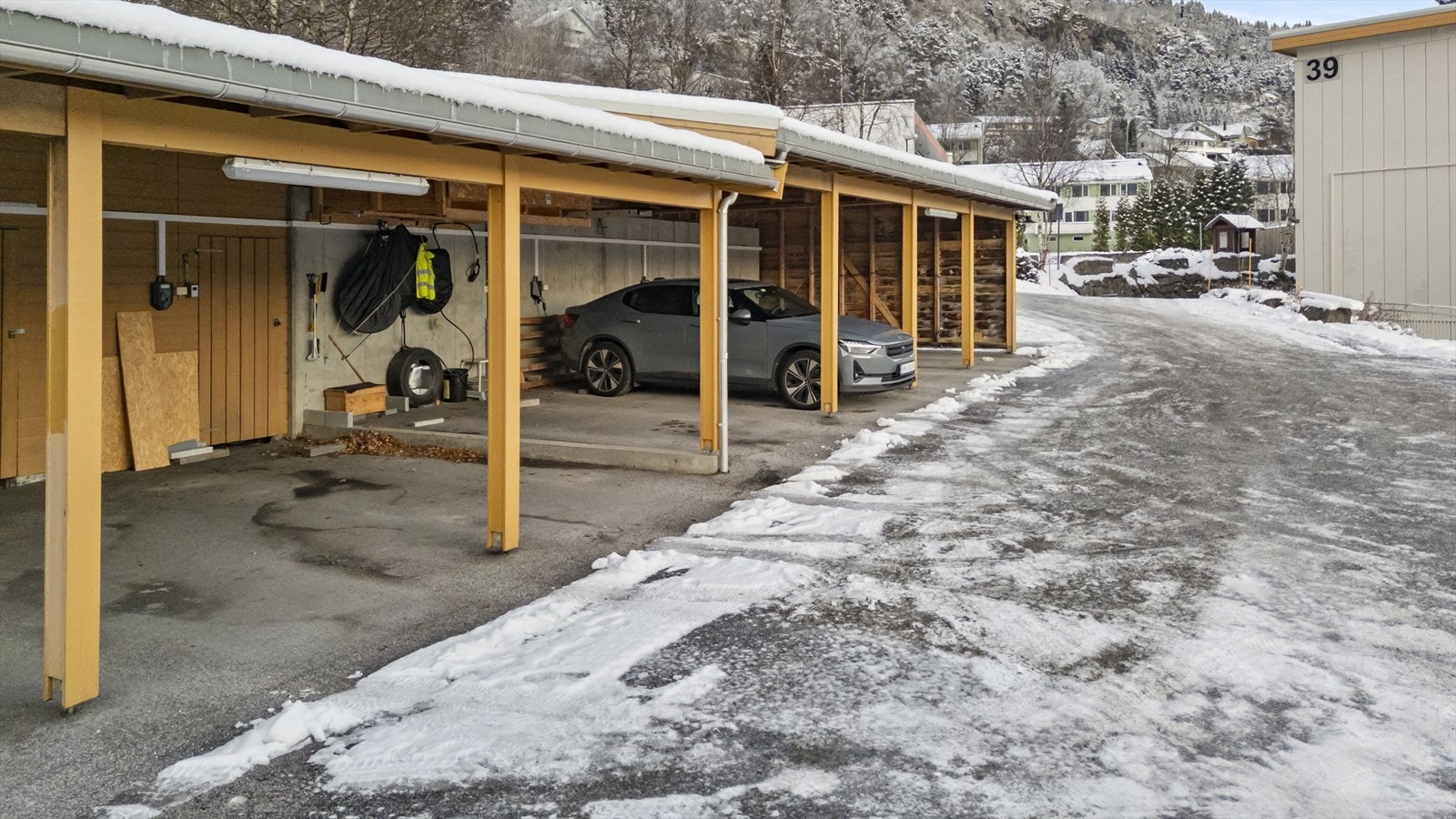 Leiligheita disponerer ein fast plass i felles carportanlegg - det er montert elbil-ladar på plassen Galleribilde