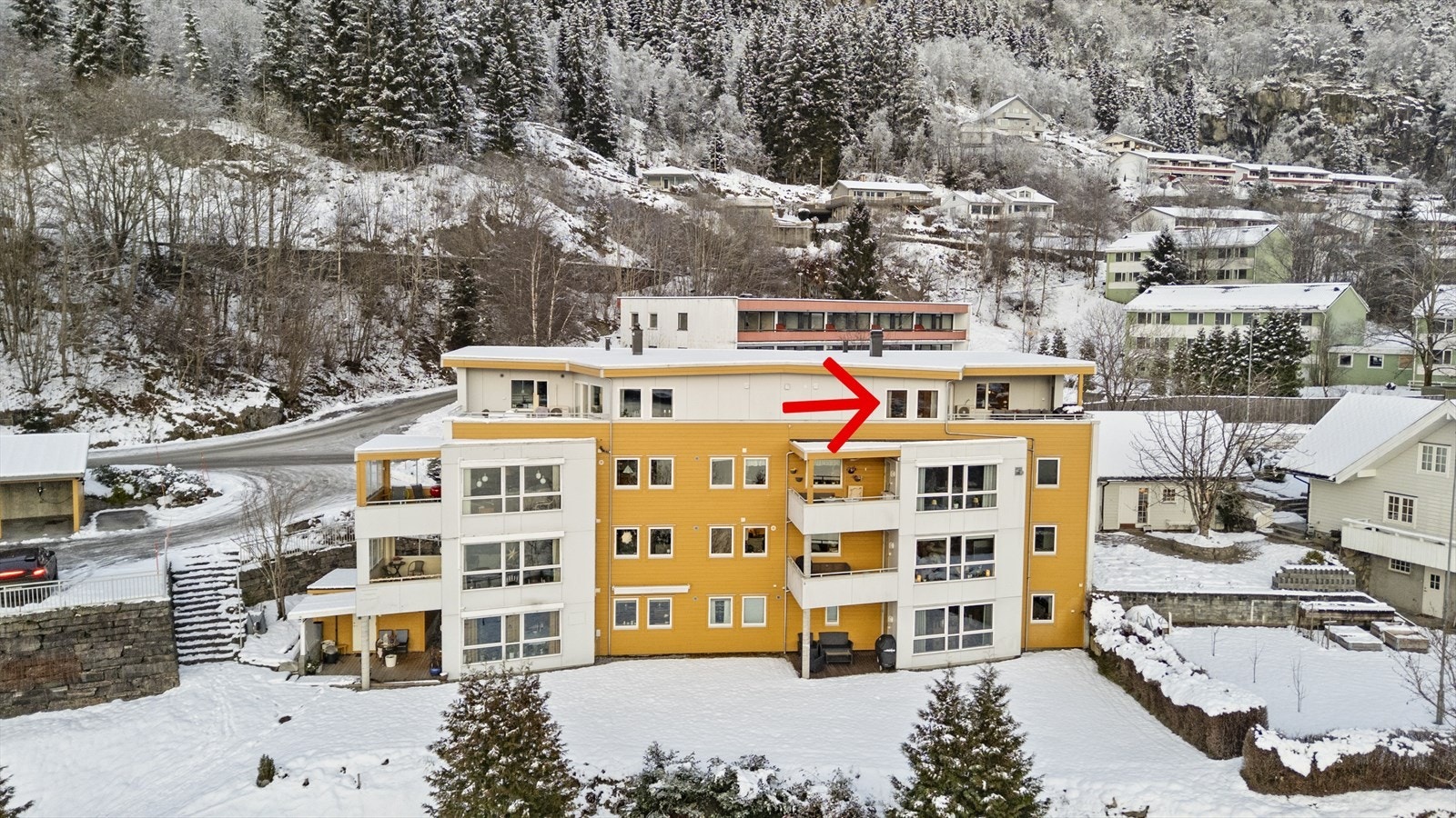 Sameiget Bergum Terrasse består av eit leiligheitsbygg over 4 etg. med tilhørande felles carportanlegg og opparbeida hage mot sør Galleribilde